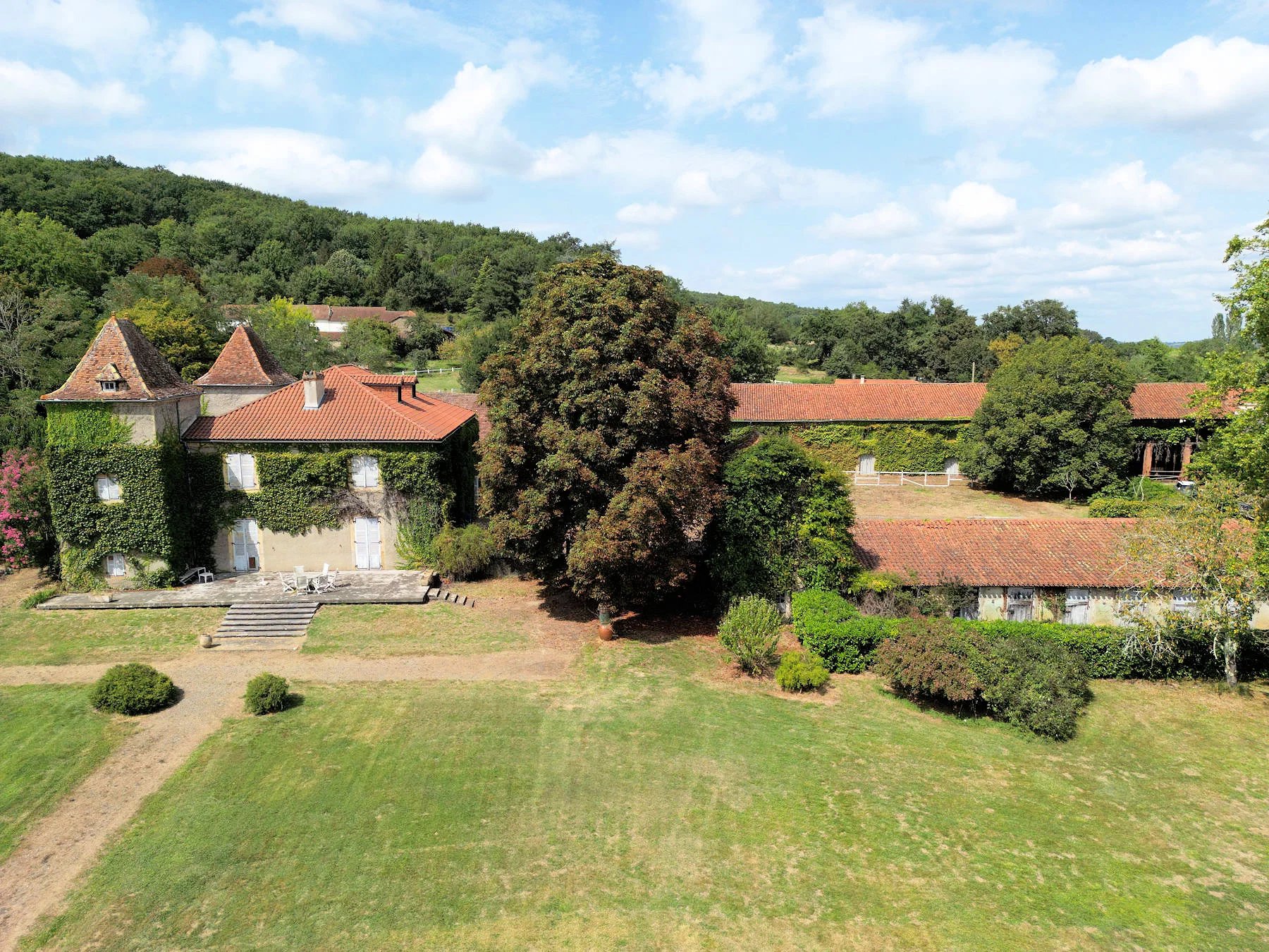 Domaine Equestre avec 23 ha du terrain.