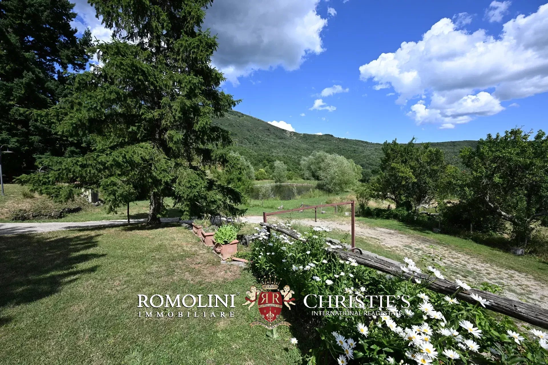 101-HA ESTATE WITH NATURAL SPRINGS FOR SALE BETWEEN AREZZO AND FLORENCE