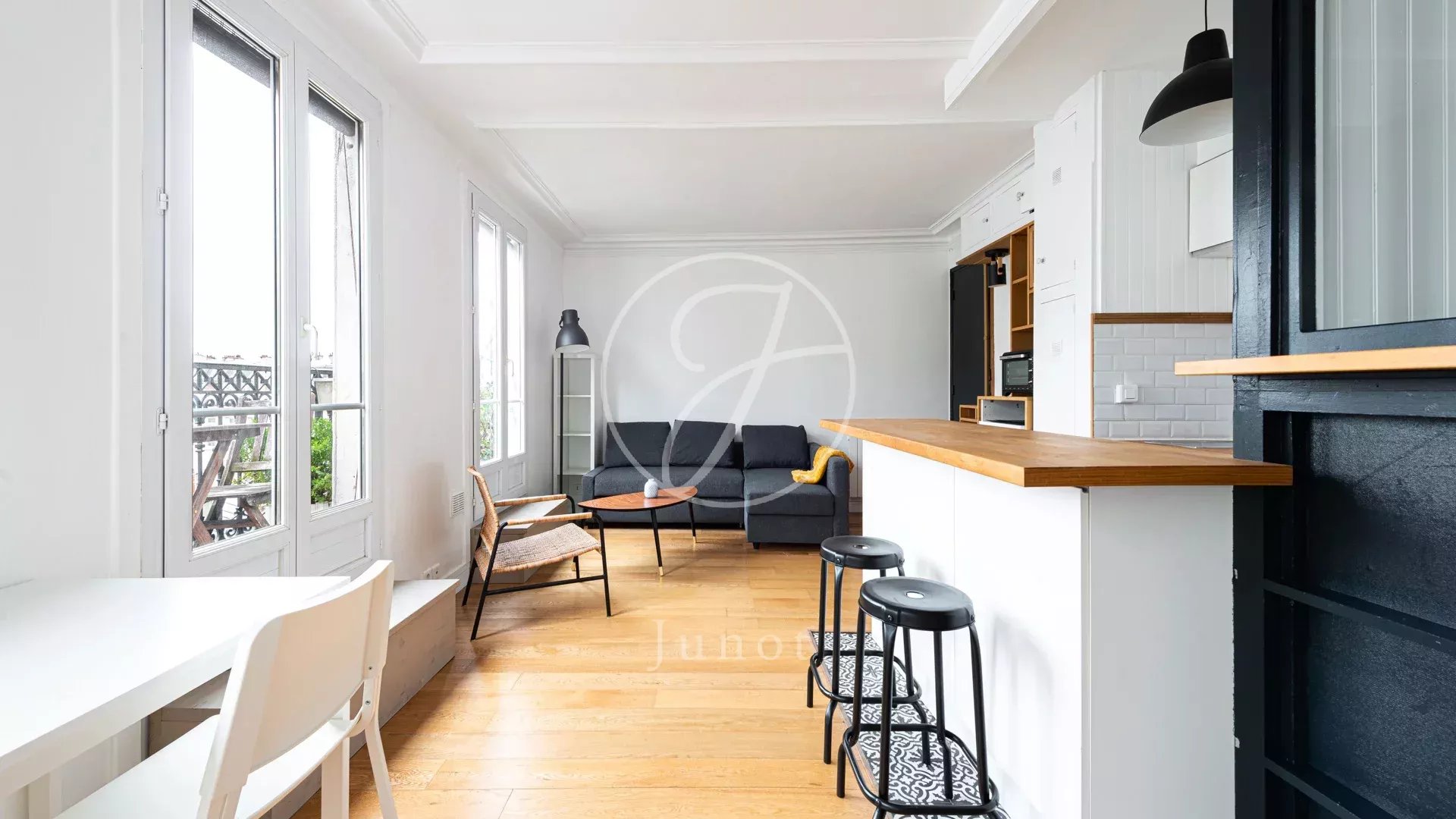 Paris 18e - RUE DE CLIGNANCOURT / CHÂTEAU ROUGE - Studio meublé à louer - 27,18m² Carrez - Balcon filant - Vue Sacré-Cœur.