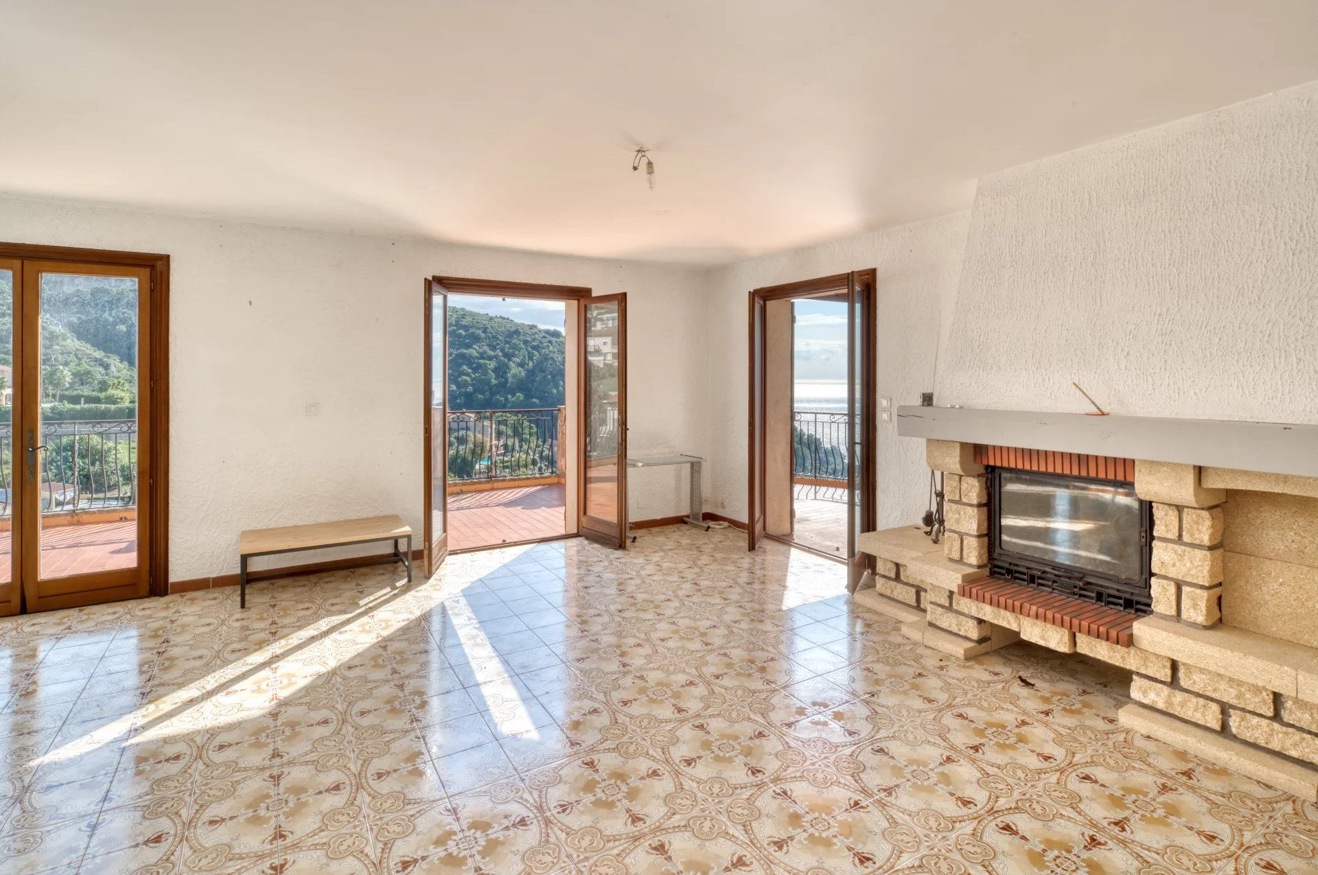 Èze – Villa de Prestige avec Vue Mer et Fort Potentiel – À 6 km de Monaco