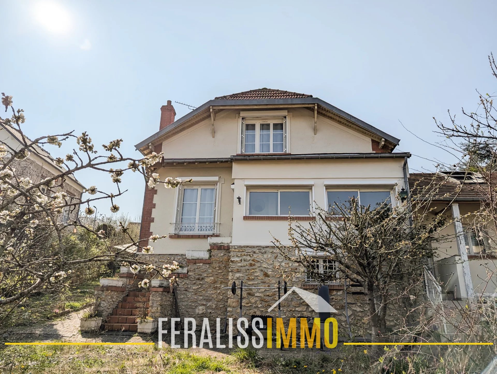 Au coeur du village, belle maison familiale aux beaux volumes