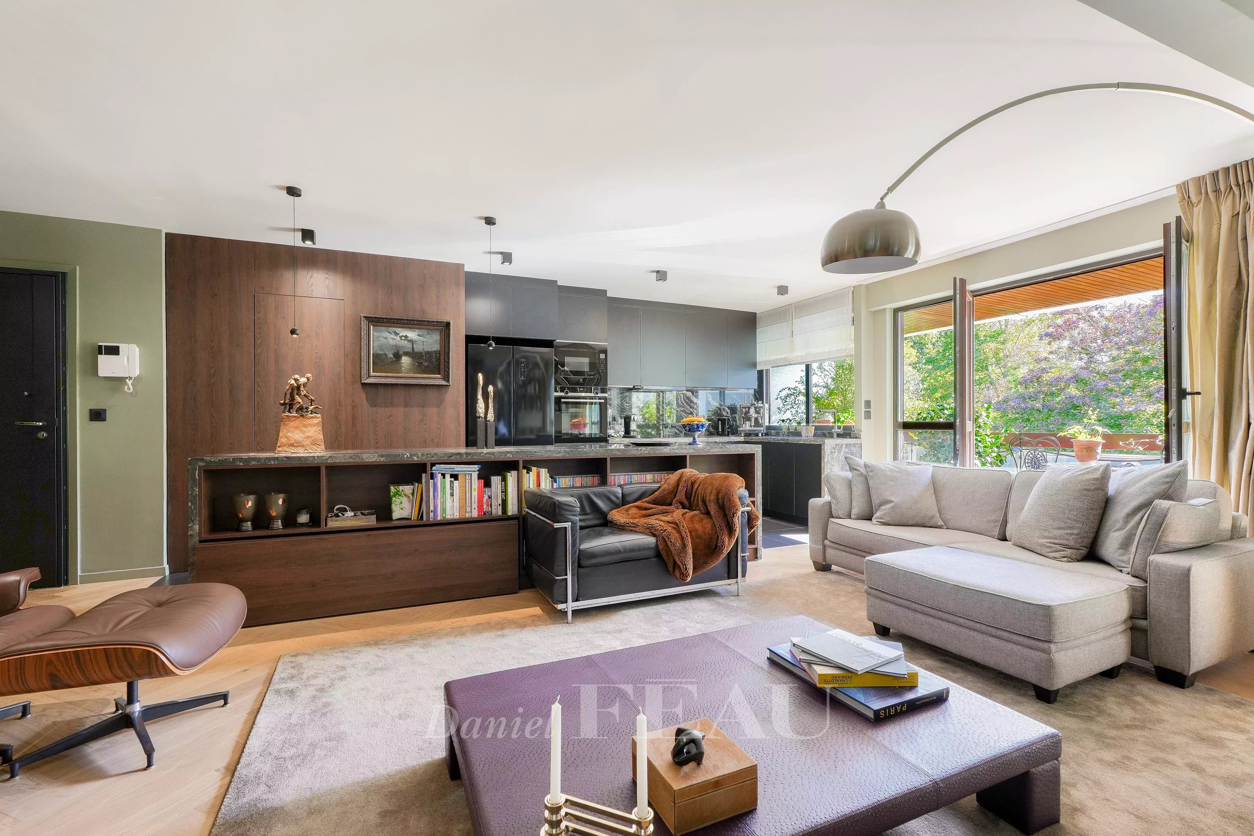 Saint-Cloud - Val d'Or - Appartement de réception, balcon filant.