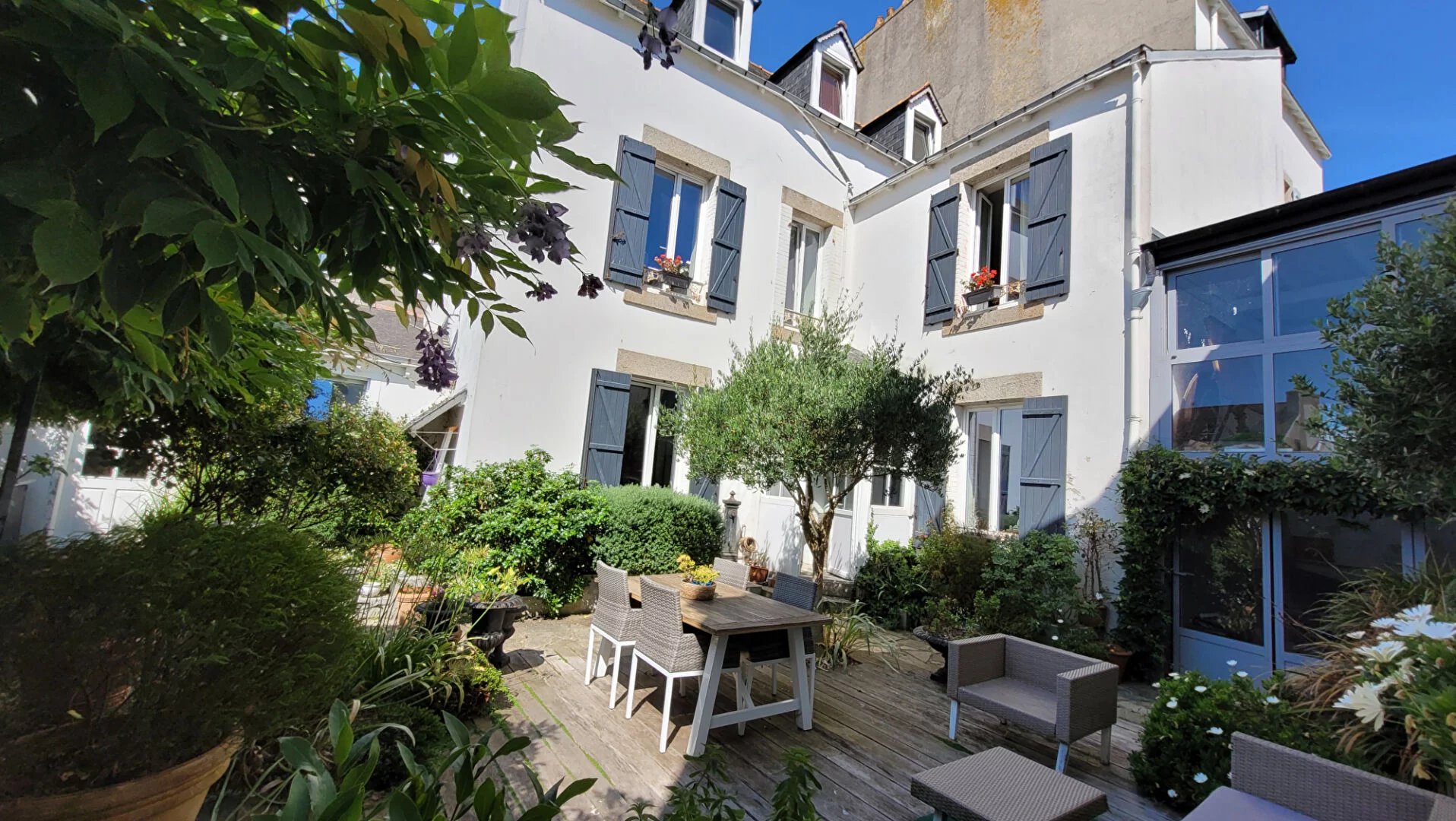 Centre-Ville de Concarneau - Maison Bourgeoise de 6 pièces 140.38 m² et son 'jardin de Curé'