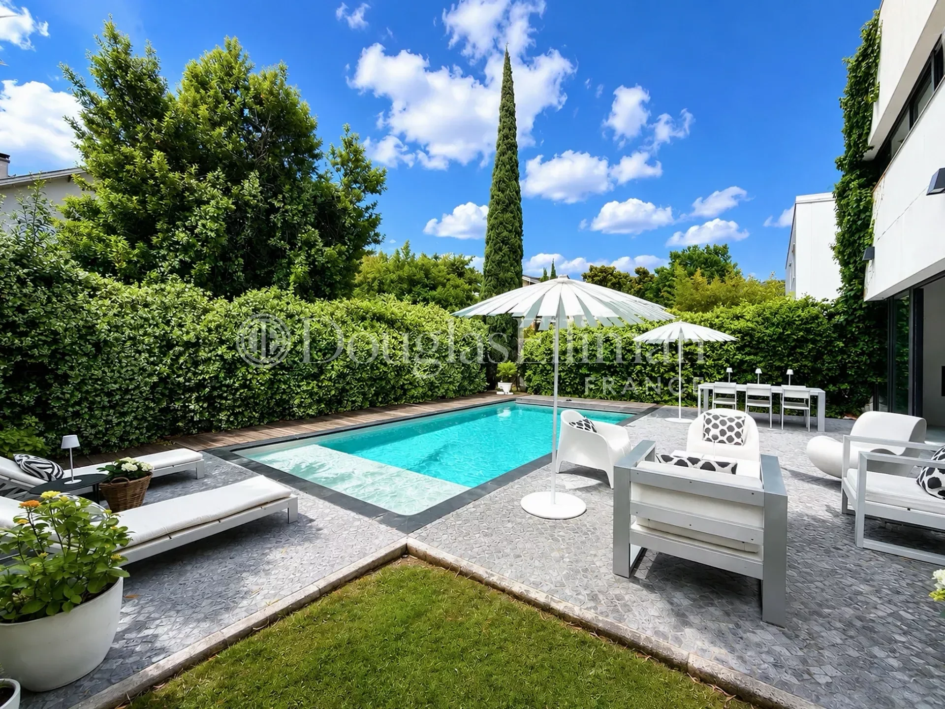 BORDEAUX – Parc Bordelais – 300 m² house with garden and pool - Picture n°2