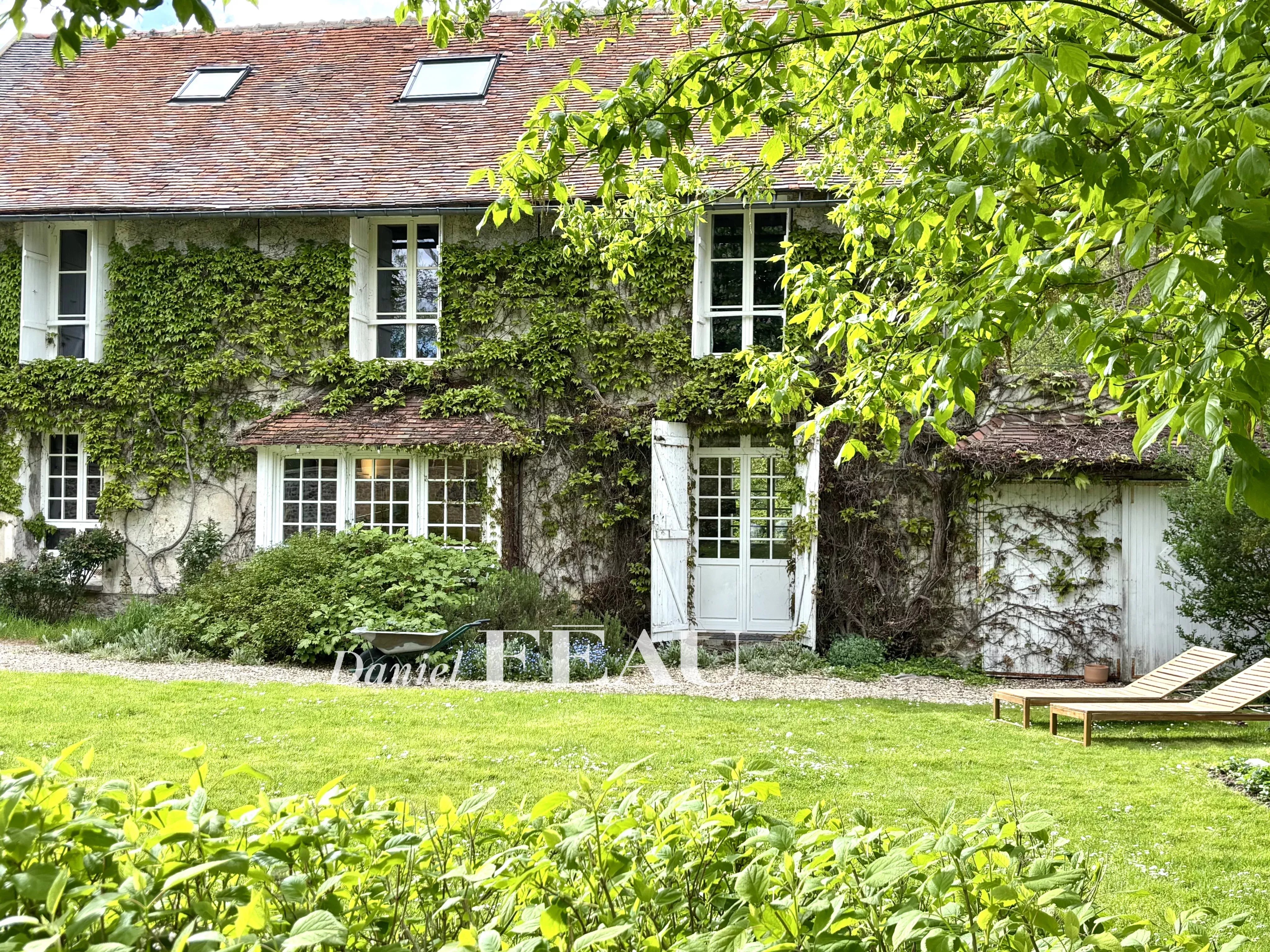 10 minutes from Montfort l’Amaury – A delightful period property with a guest house