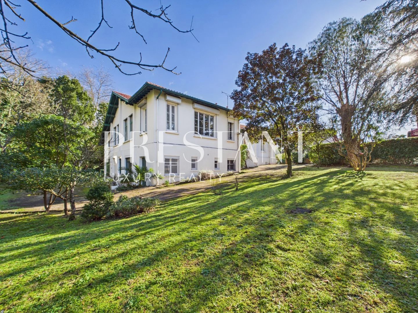 BIARRITZ Maison du XIXe siècle à rénover avec jardin arboré et charme de lancien  Proximité de l hypercentre. 