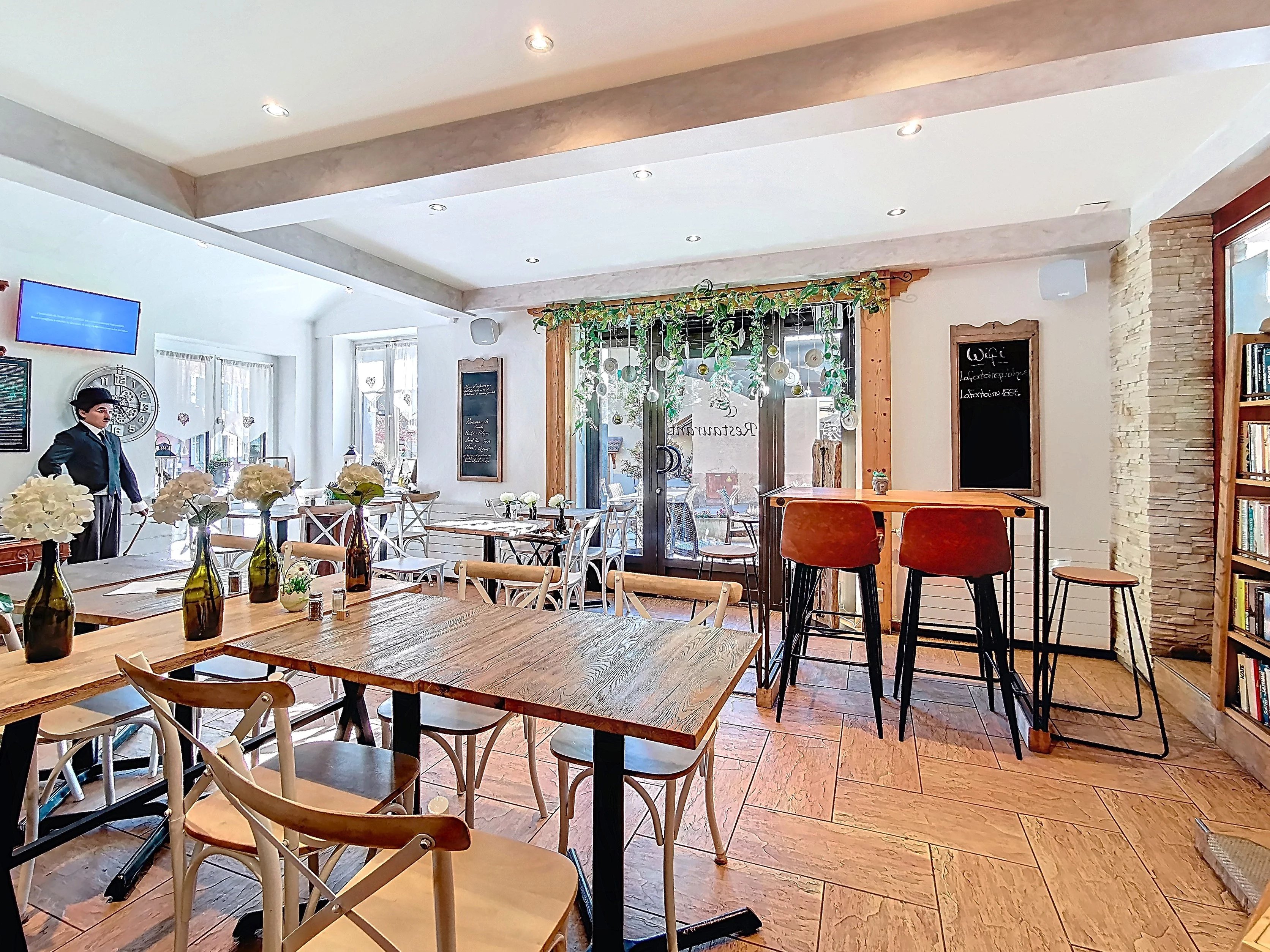 Café - Restaurant au centre d'Ollon !