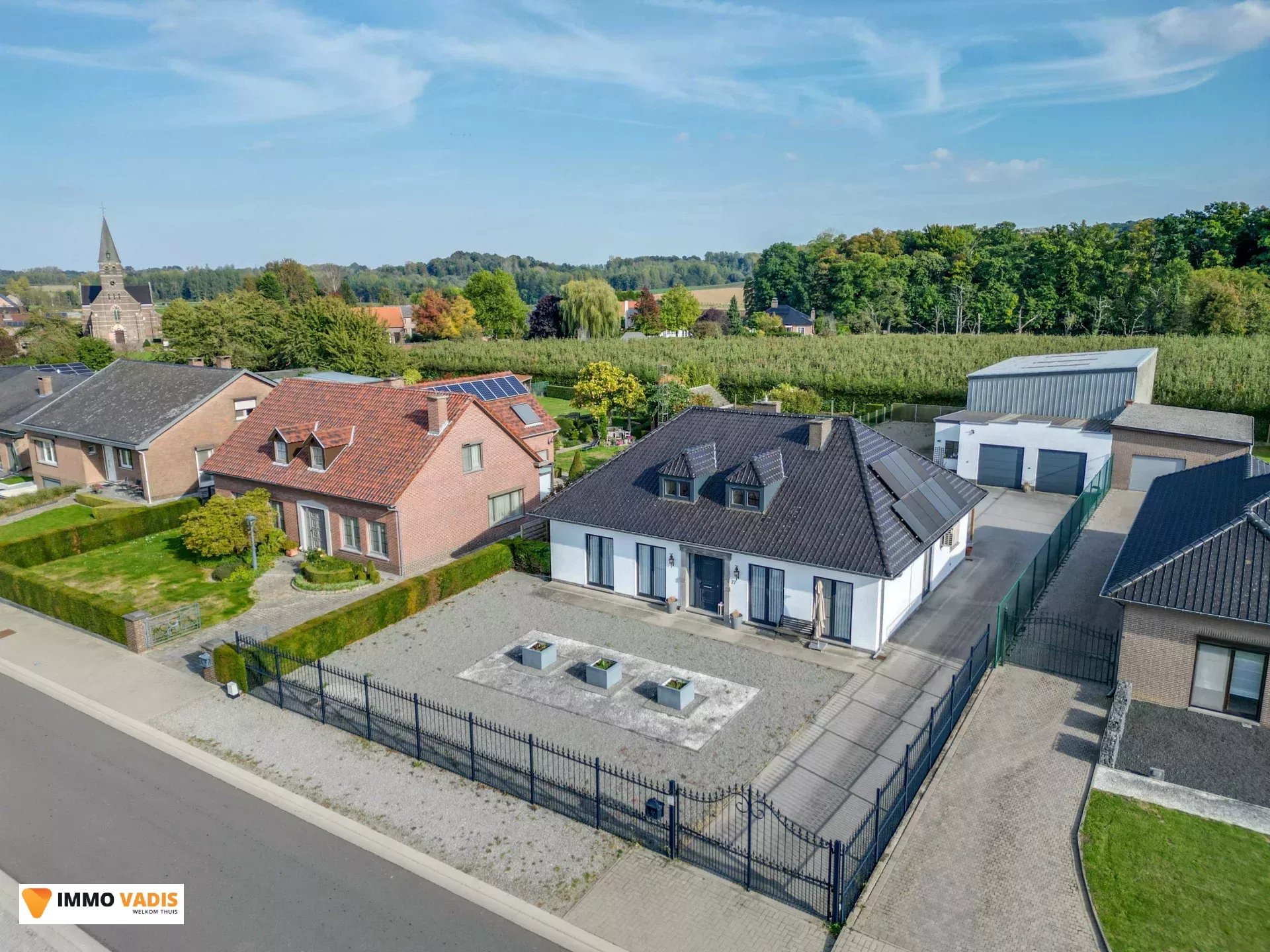 Te koop op lijfrente - Comfortabele villa met drie slaapkamers, twee garages en een magazijn.