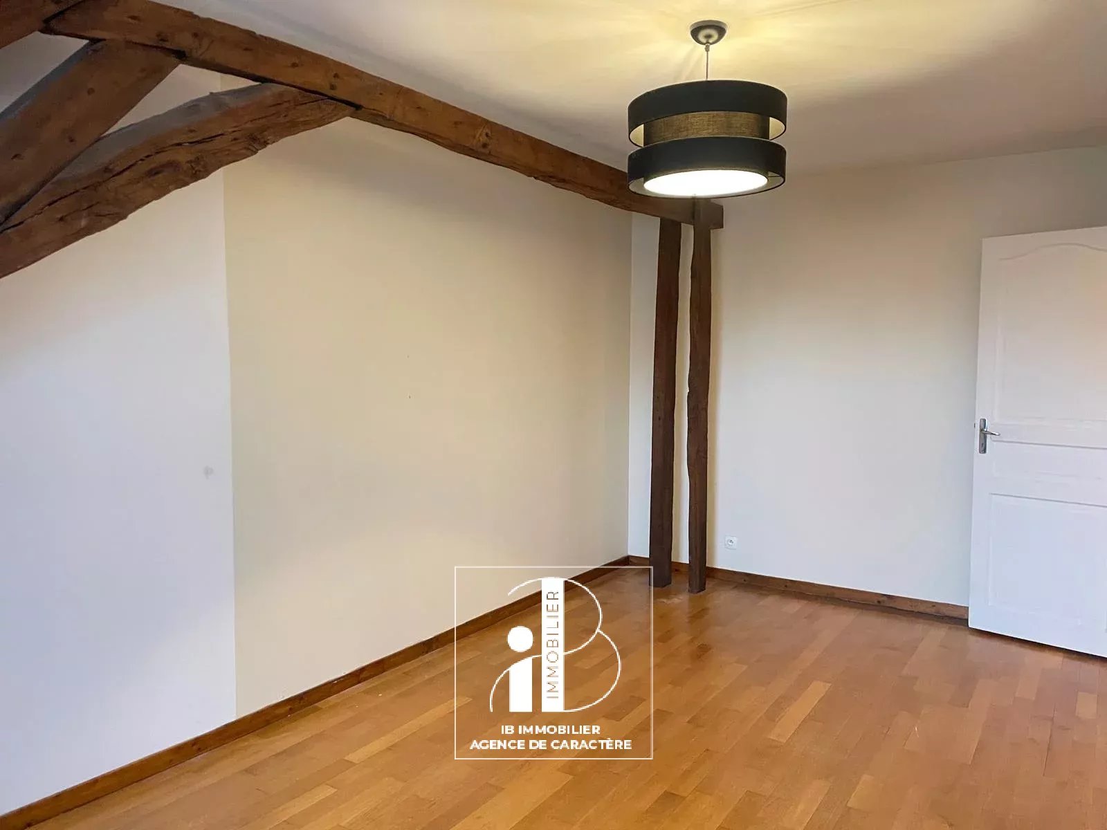 MORET-SUR-LOING - NEAR TOWN CENTER - 3-ROOM DUPLEX OF 80 m² WITH PARKING SPACES