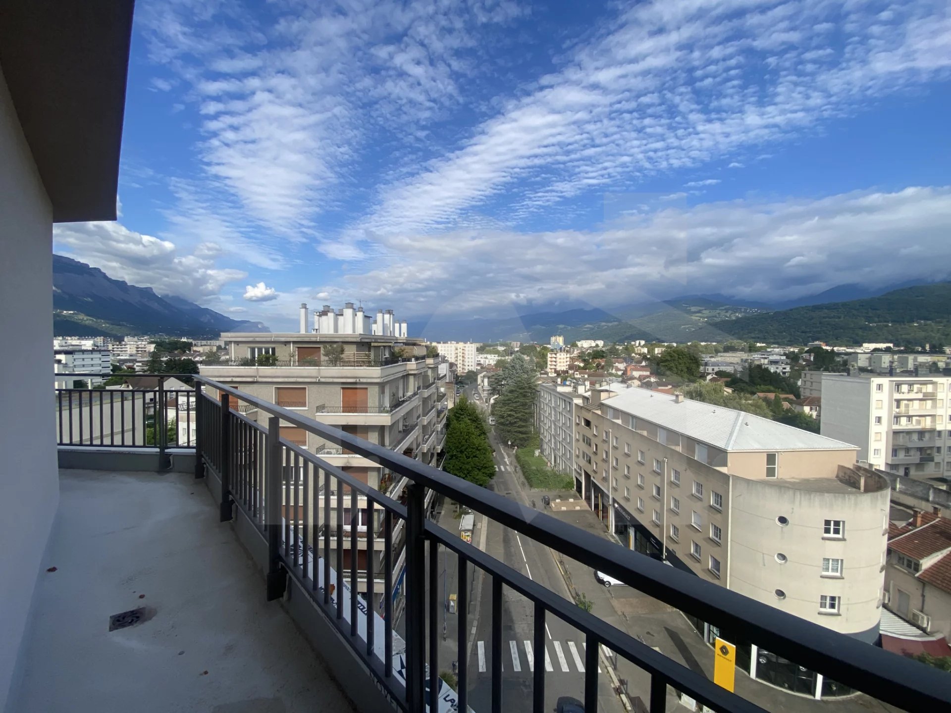 GRENOBLE 56 avenue Jeanne d'arc. T1 bis. Balcon. Dernier éta