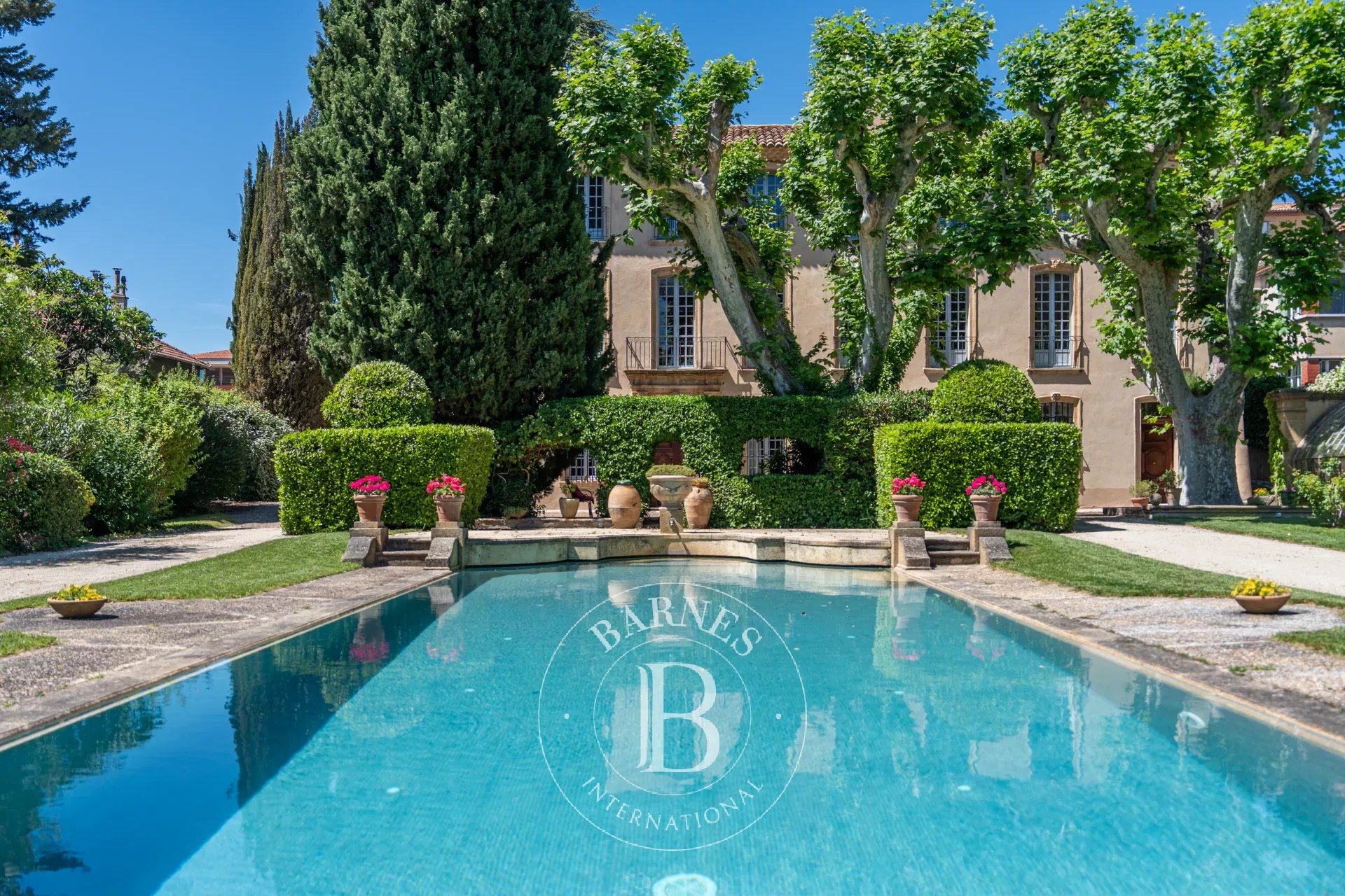 AIX-EN-PROVENCE – DOWNTOWN – 17TH-CENTURY BASTIDE – 5,382 SQ. FT. – 2 INDEPENDENT HOUSES – SWIMMING POOL – GARAGES – 30,677 SQ. FT. GARDEN