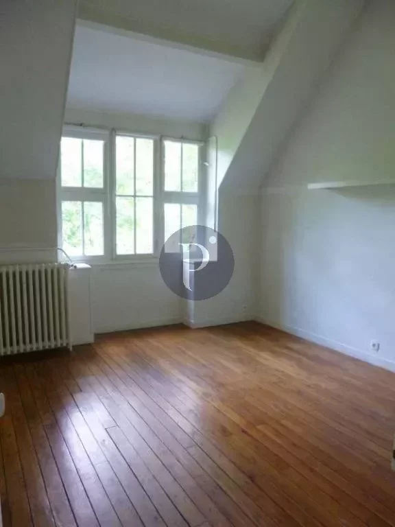 location-maison-8-pieces-verrieres-le-buisson-83872832