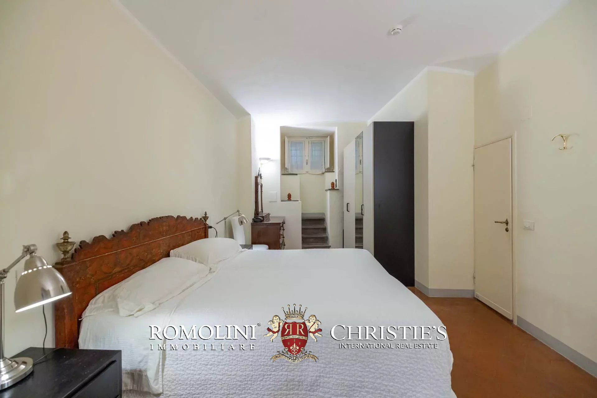 PRACHTVOLLER RESTAURIERTER PALAZZO MIT BLICK AUF DAS HISTORISCHE ZENTRUM VON FLORENZ ZU VERKAUFEN