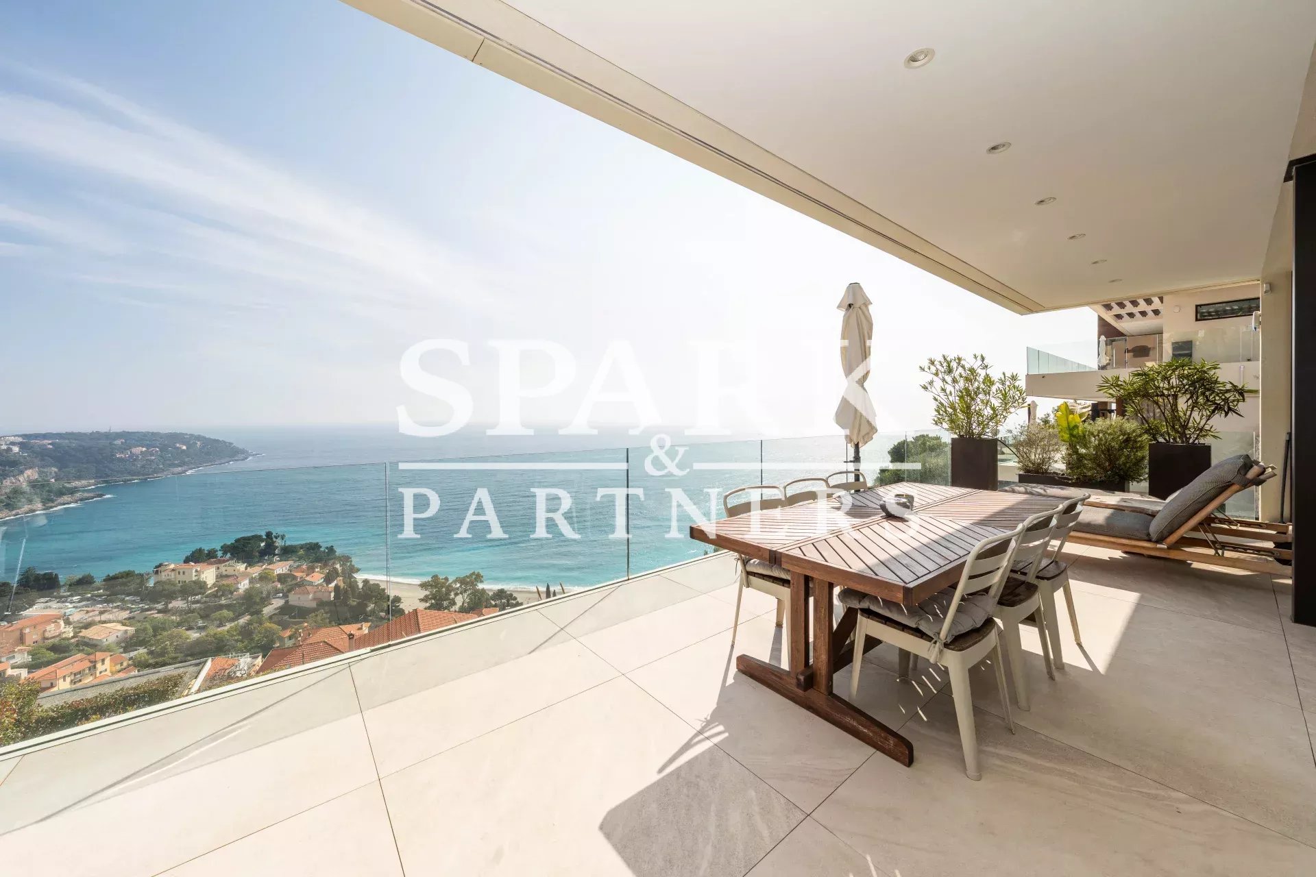 Luxueux duplex avec terrasse, piscine et vue panoramique sur la mer