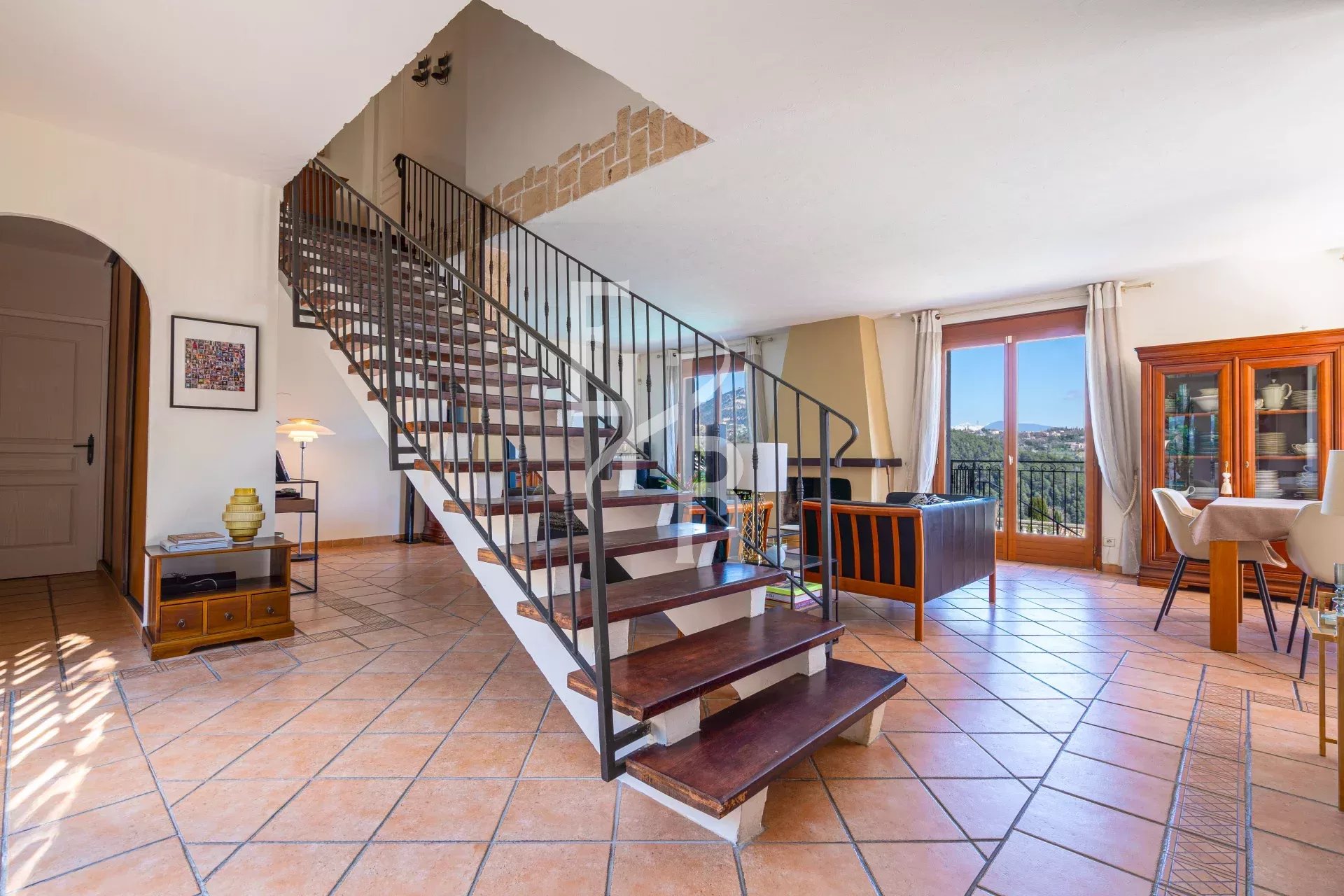 Villa d'Exception à Vence : Vue Spectaculaire, Calme Absolu et Proximité Idéale