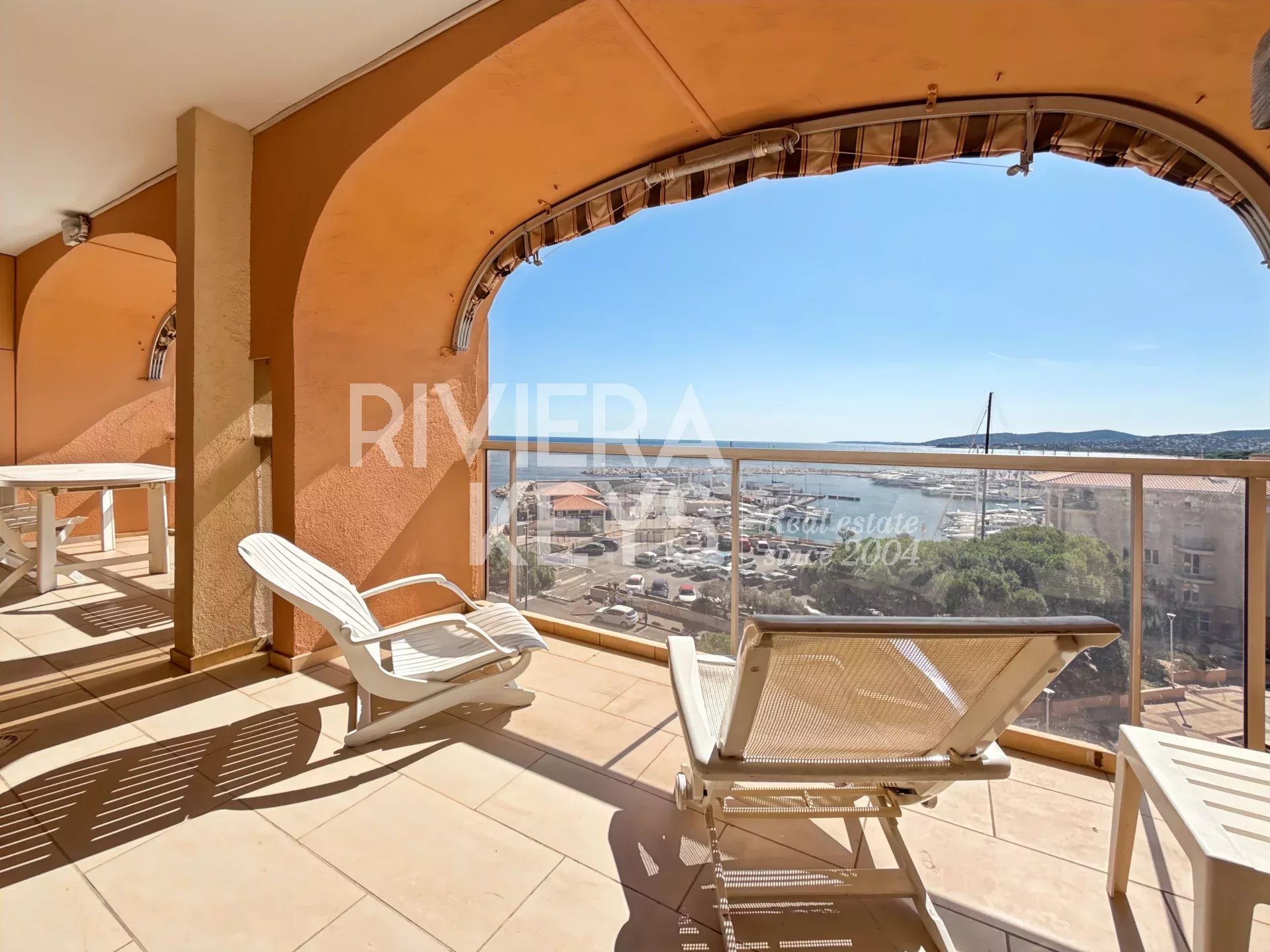 FRÉJUS: Top-floor 2-bedroom apartment with sea view and garage