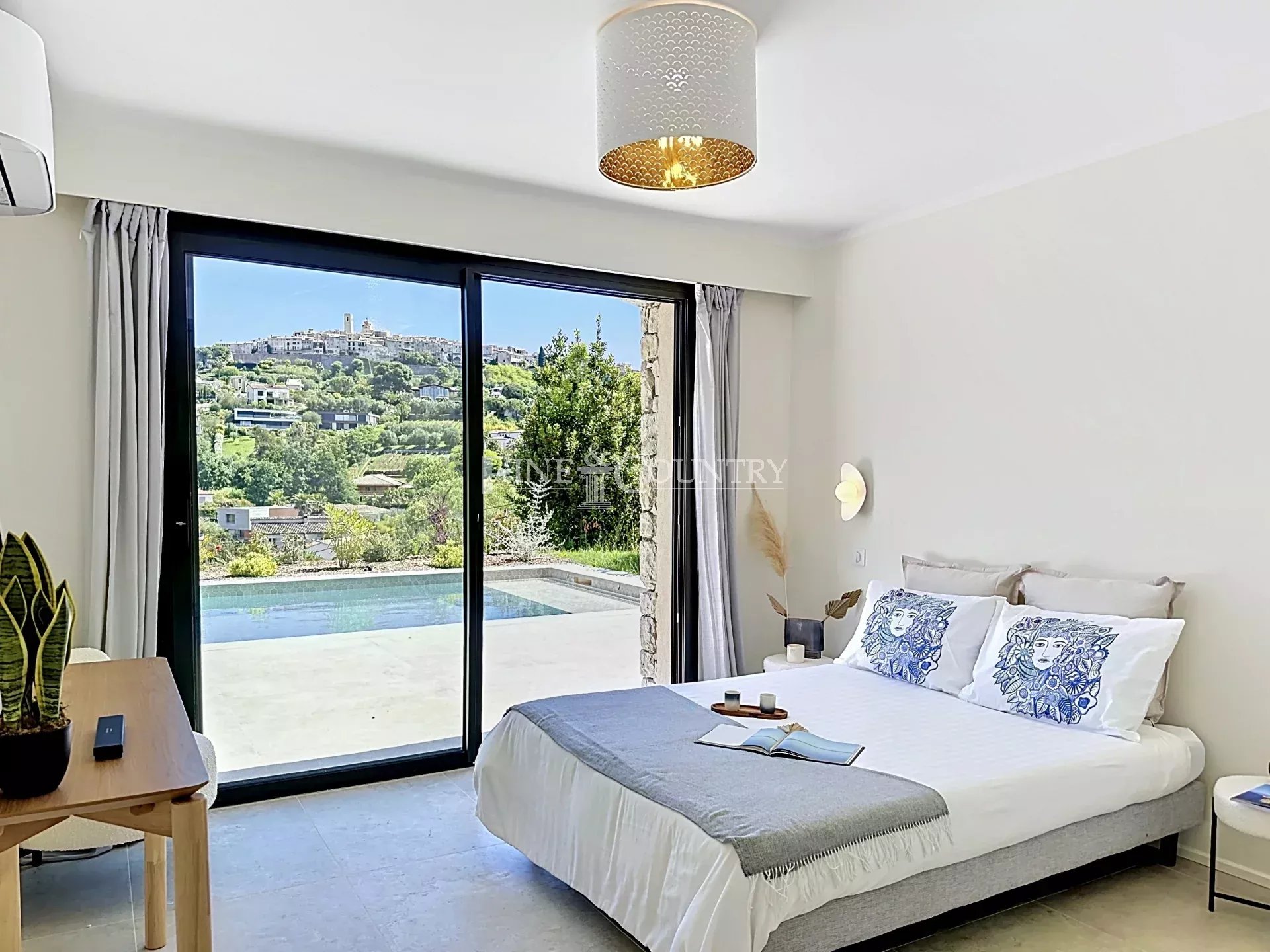 Photo of Villa in Saint-Paul-de-Vence for sale, village view