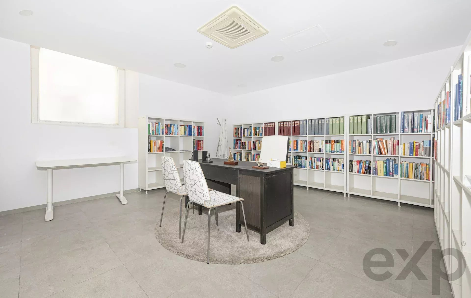 Prestigious shop adjacent to Chiado 87016877 image 7