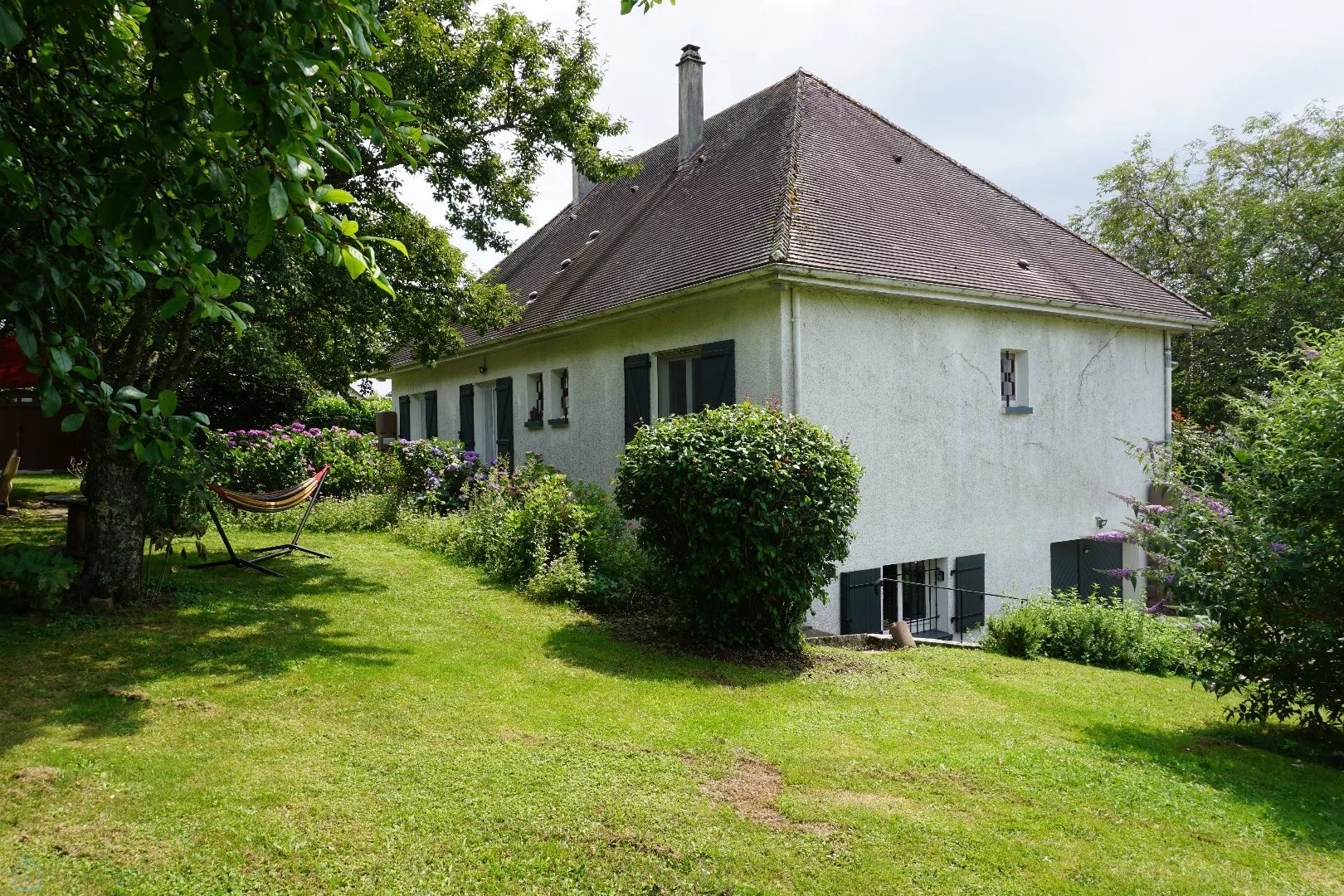 Maison de plain-pied avec sous-sol nichée au coeur d'un village historique.