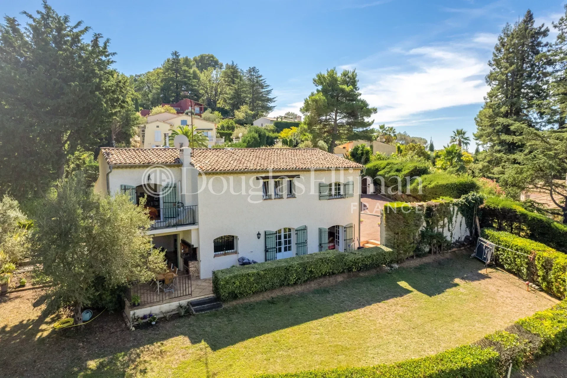 MOUGINS : Villa with panoramic views next to the Old Village - Picture n°2