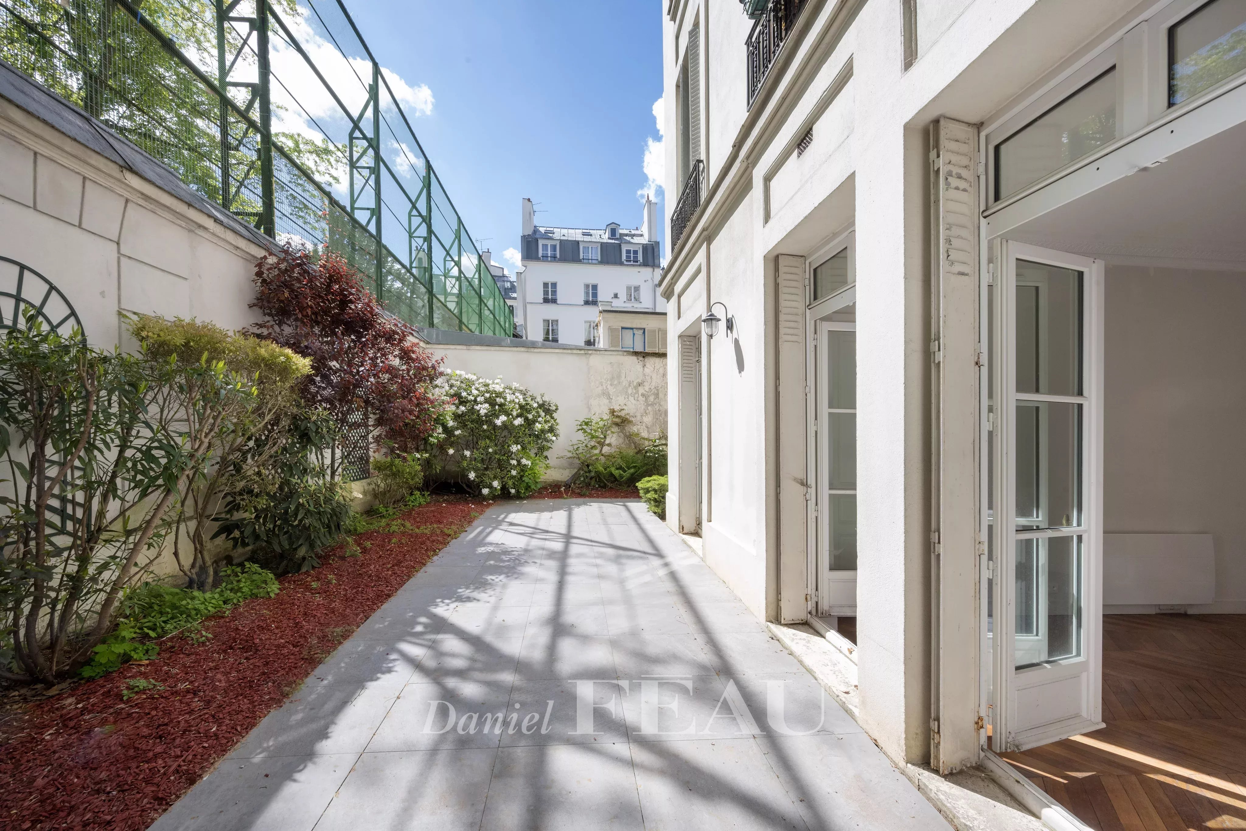 JARDIN 125 M² ACCES CHAMBRES ET SEJOUR