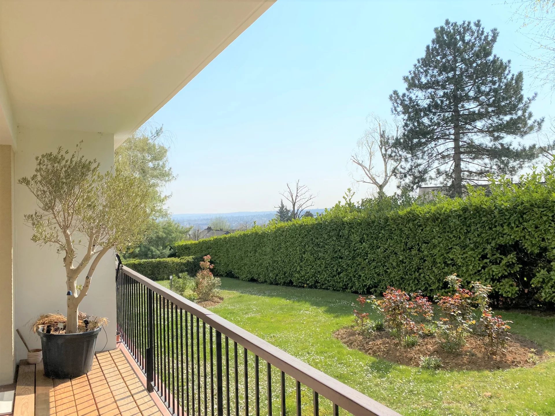 Agence immobilière de PARIS - LONDON - PAROS