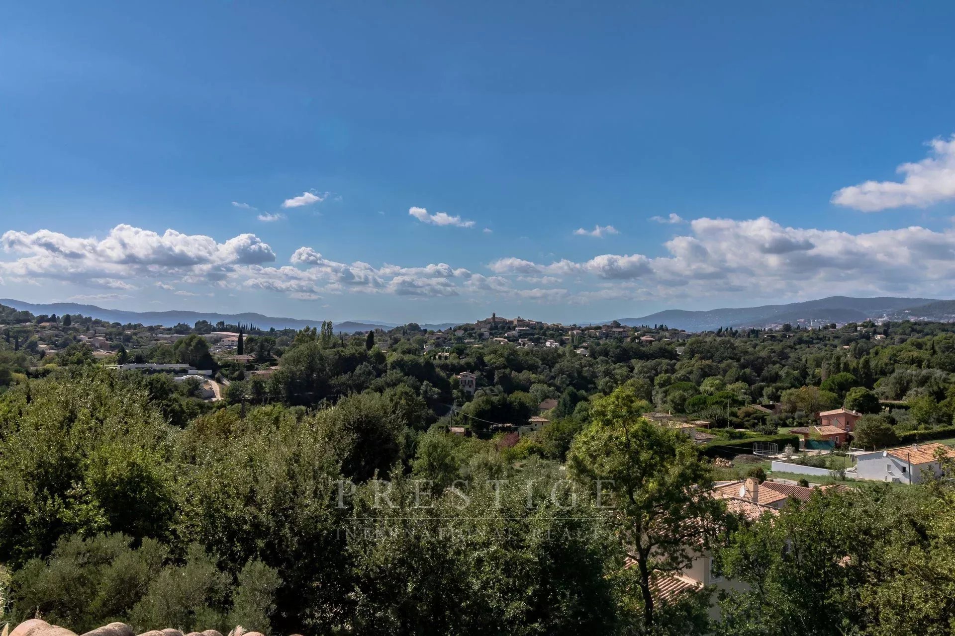 Chateauneuf de grasse, terrain 3300m² à batir, avec PC pour villa contemporaine,  calme absolu