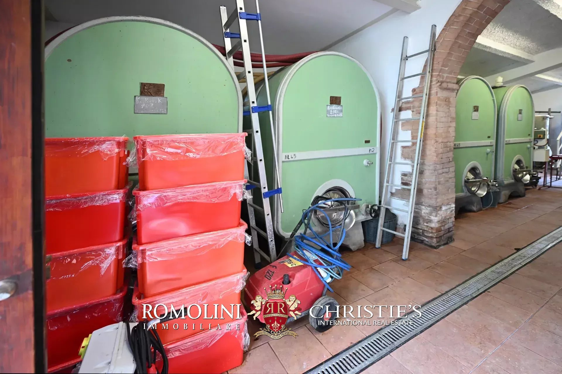18 Bedroom Vineyard's Image 92