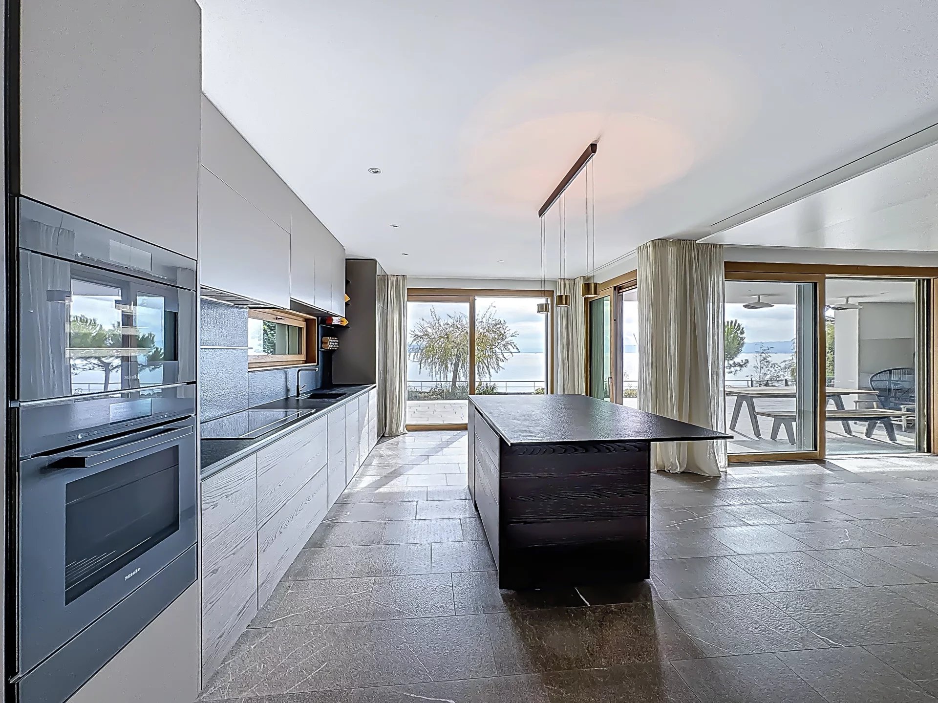 Villa d'exception en première ligne du lac !