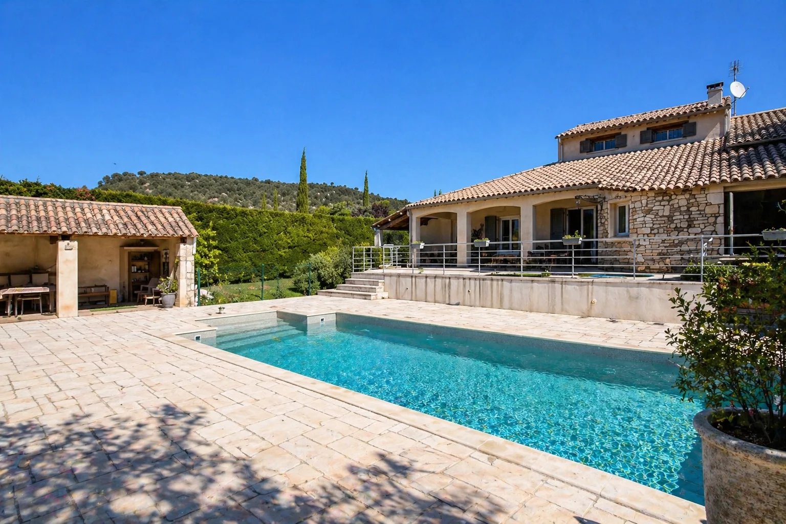 Propriété d'exception avec terrasses panoramiques et piscine dans un  bel environnement