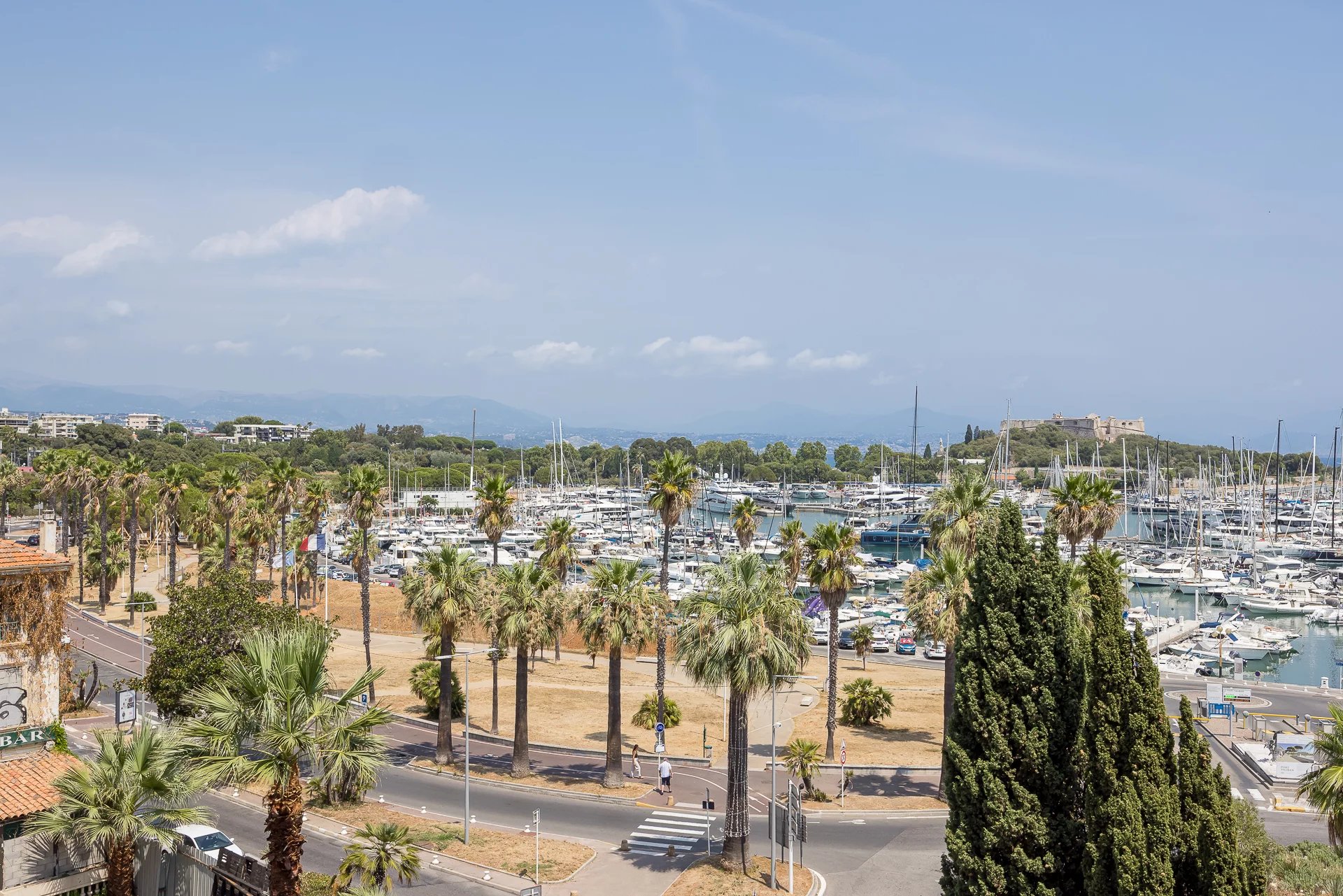 Superb Renovated Apartment – Antibes City Center, Vauban District – Open View of the Port