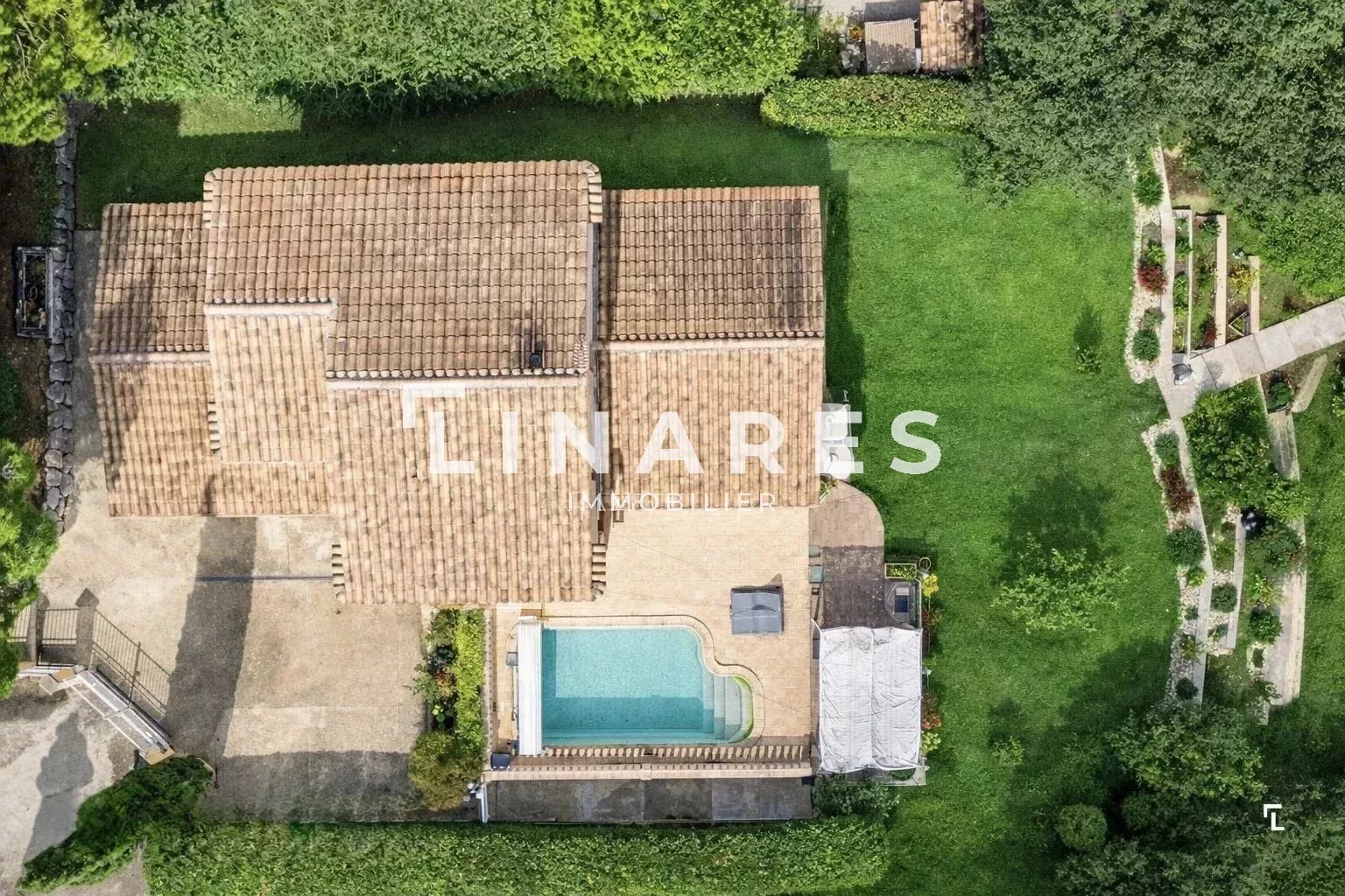 AIX EN FAMILLE - Villa T6 de 150m²  - Piscine - Garage - Stationnements + Terrain de 1130 m² - 13100 AIX EN PROVENCE