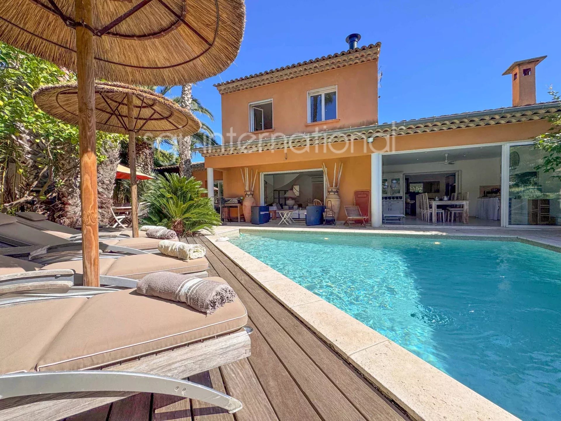 Sainte-Maxime: magnificent villa 1.5km from the town center.