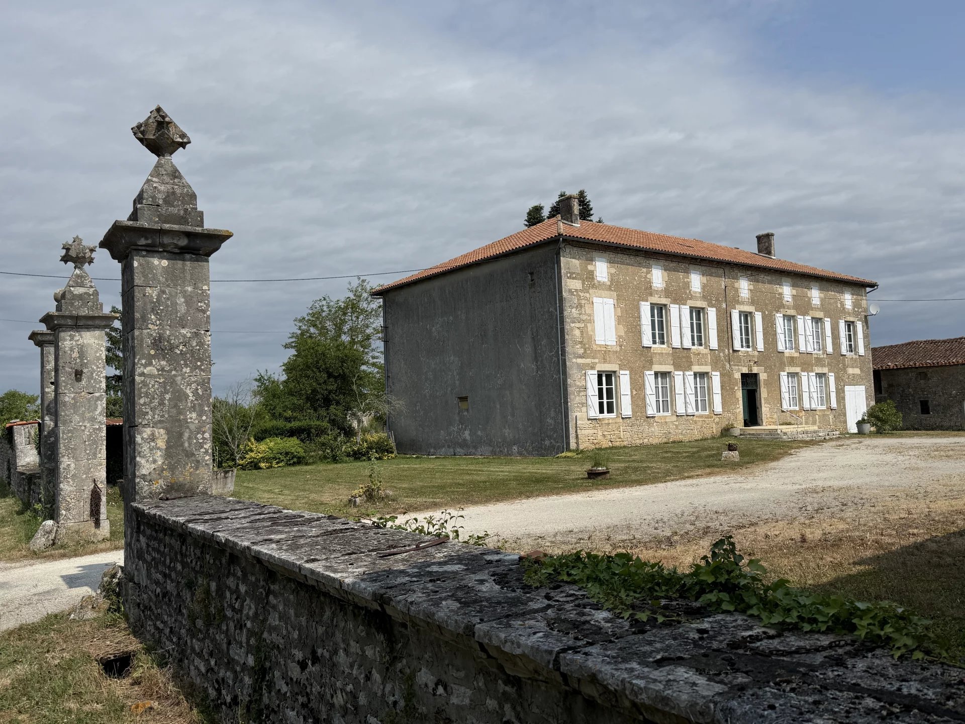 Impressive Maison de Maître offering 7 bedrooms, outbuildings and nearly 2.6 hectares of land