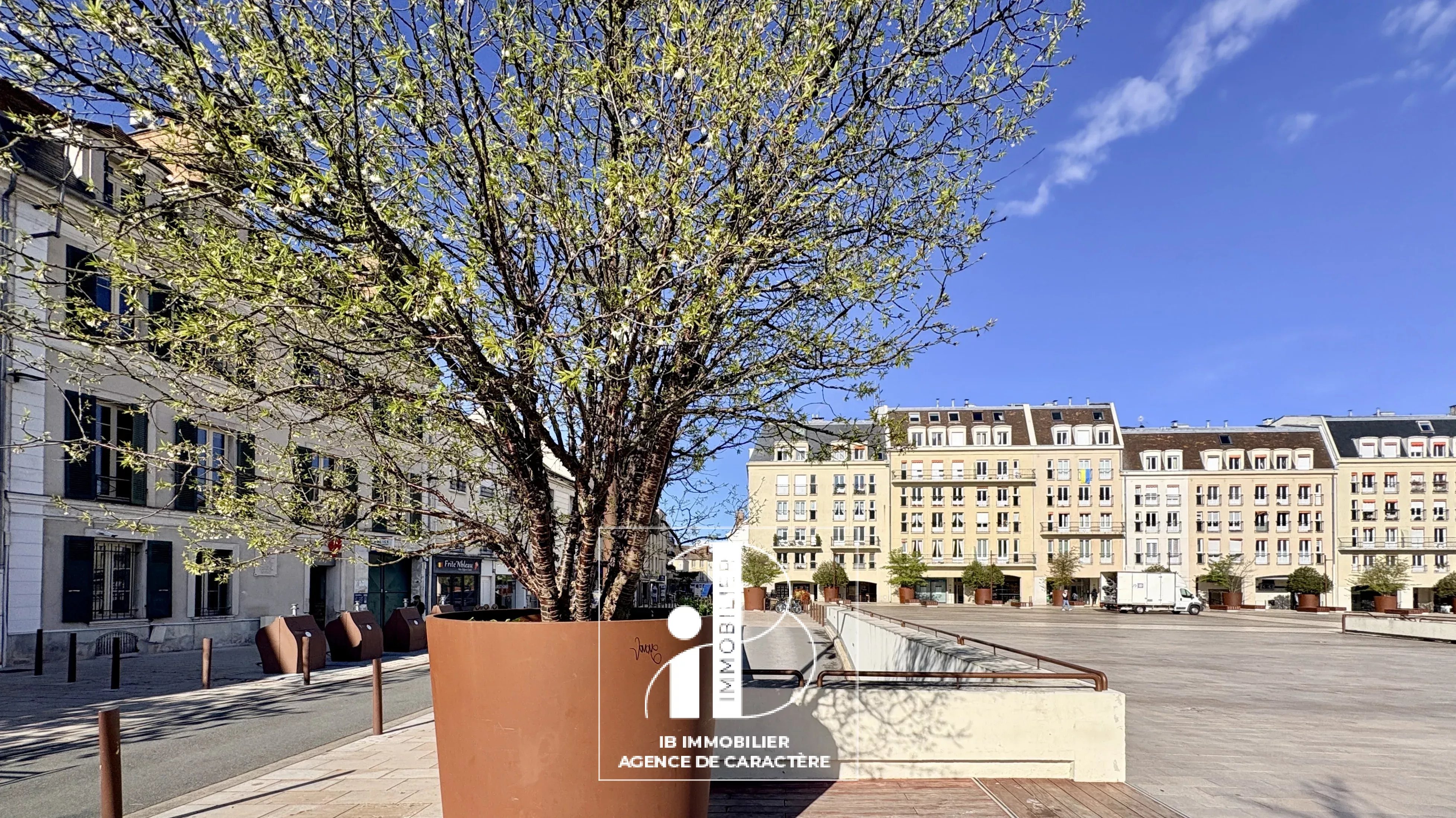 FONTAINEBLEAU COEUR DE VILLE - BEL APPARTEMENT rénové de 88 M²