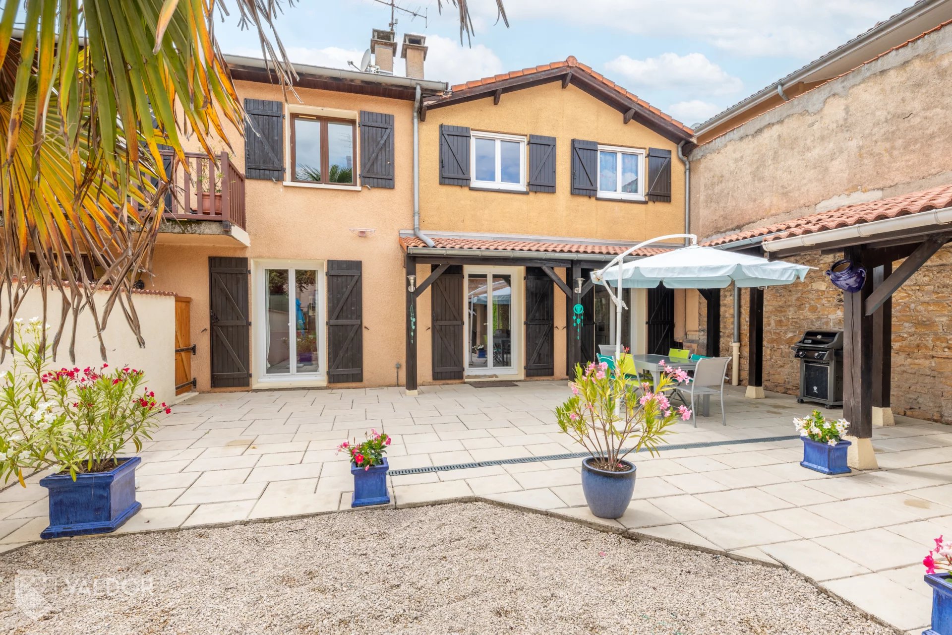 Maison duplex avec cour et jardin, au coeur de Villefranche.