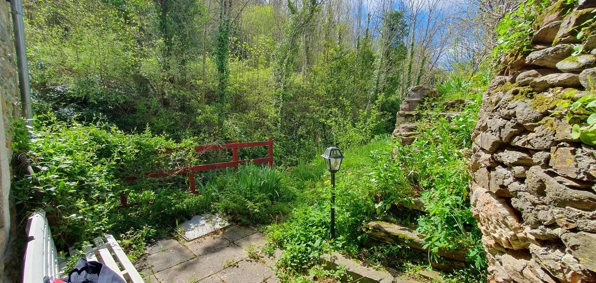 Deux maisons de charme dans un écrin de verdure – À deux pas d’Avène
