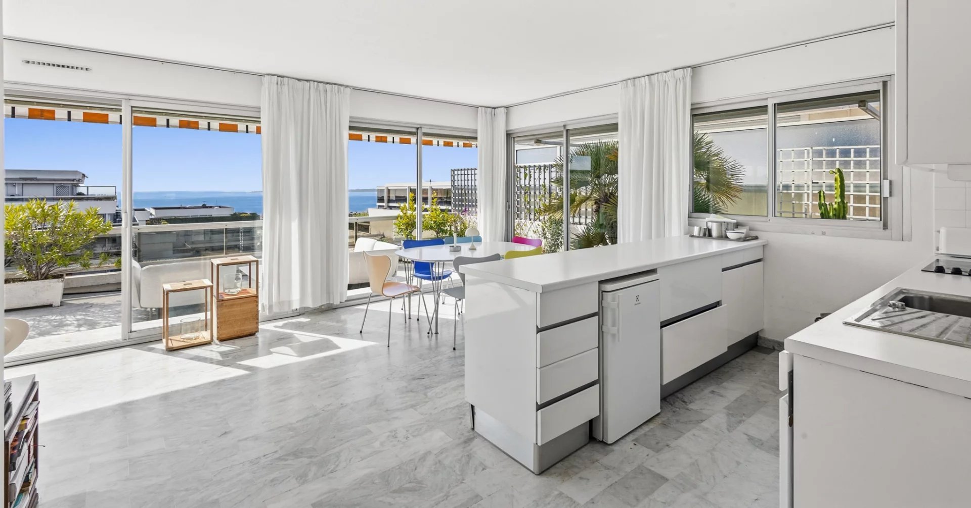 JUAN-LES-PINS – Rostagne: Penthouse Villa with Panoramic Sea View