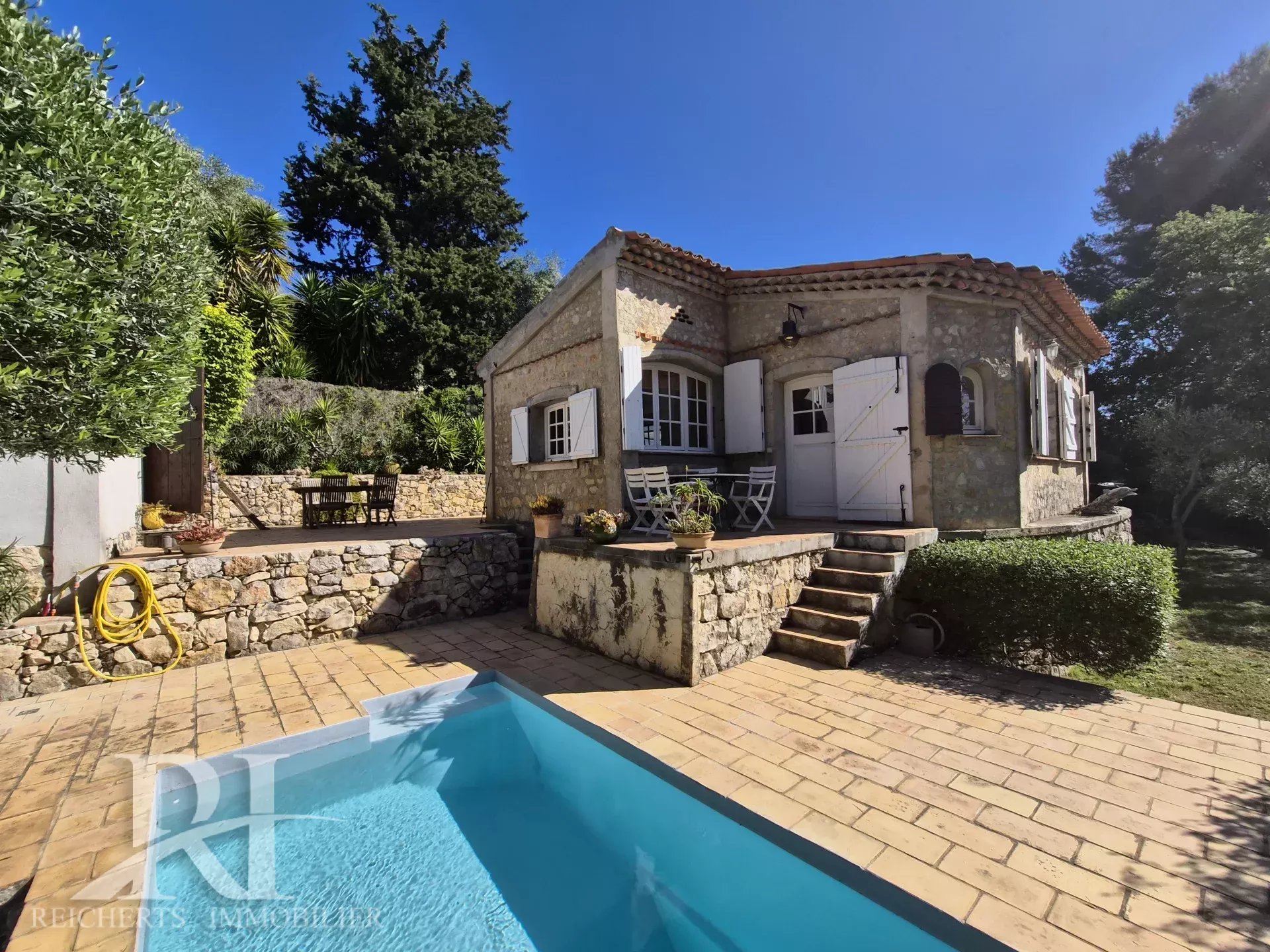 Villa en pierre avec piscine sur terrain 1438m2