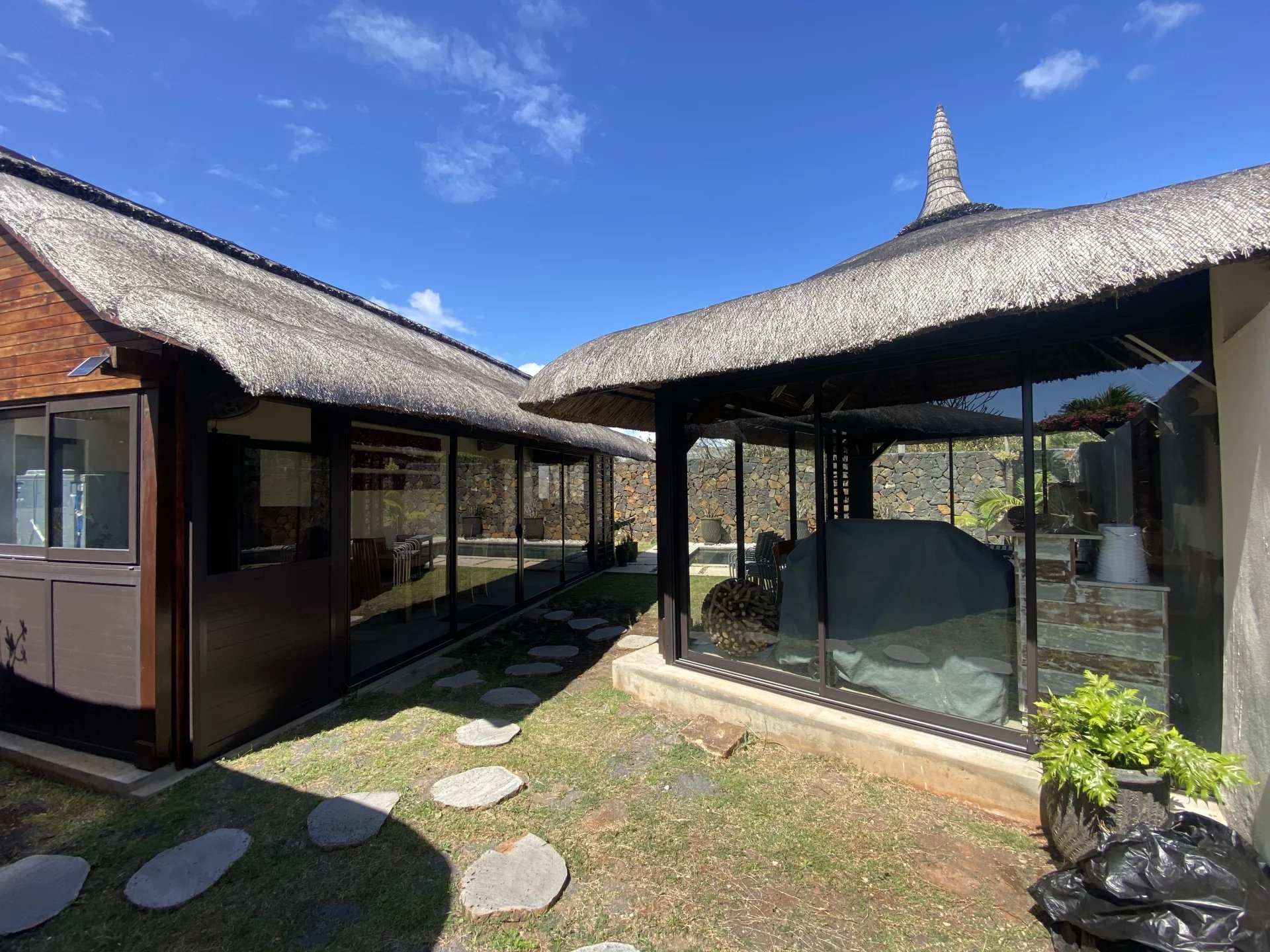 Charming Balinese-Style Villa with Private Pool – Pereybère