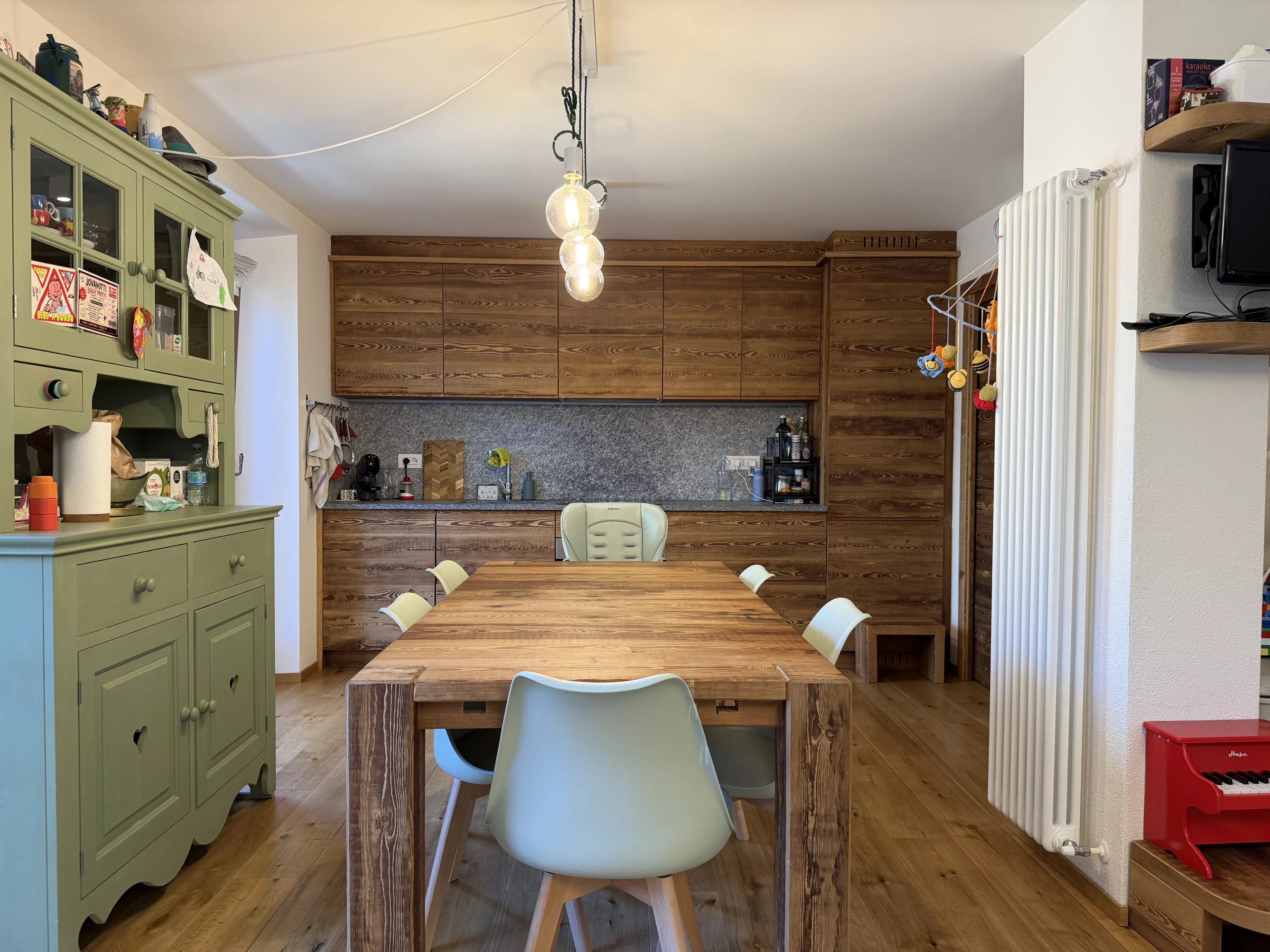 CHARMING FOUR-ROOM APARTMENT OVER TWO LEVELS WITH GARAGE — photo 6