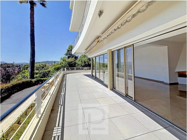 Isola Bella district – Prestigious residence with landscaped park. — photo 4