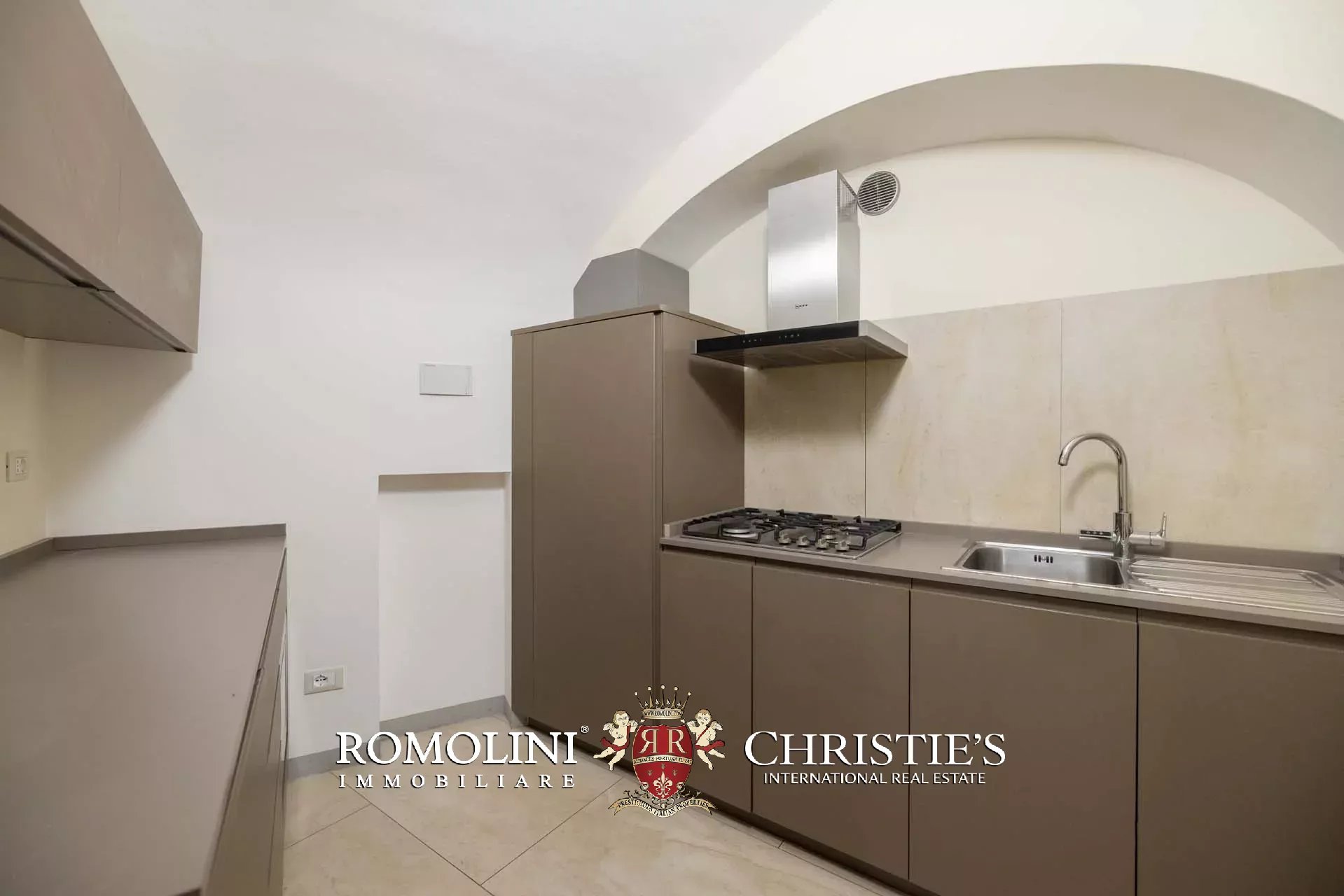 PRACHTVOLLER RESTAURIERTER PALAZZO MIT BLICK AUF DAS HISTORISCHE ZENTRUM VON FLORENZ ZU VERKAUFEN