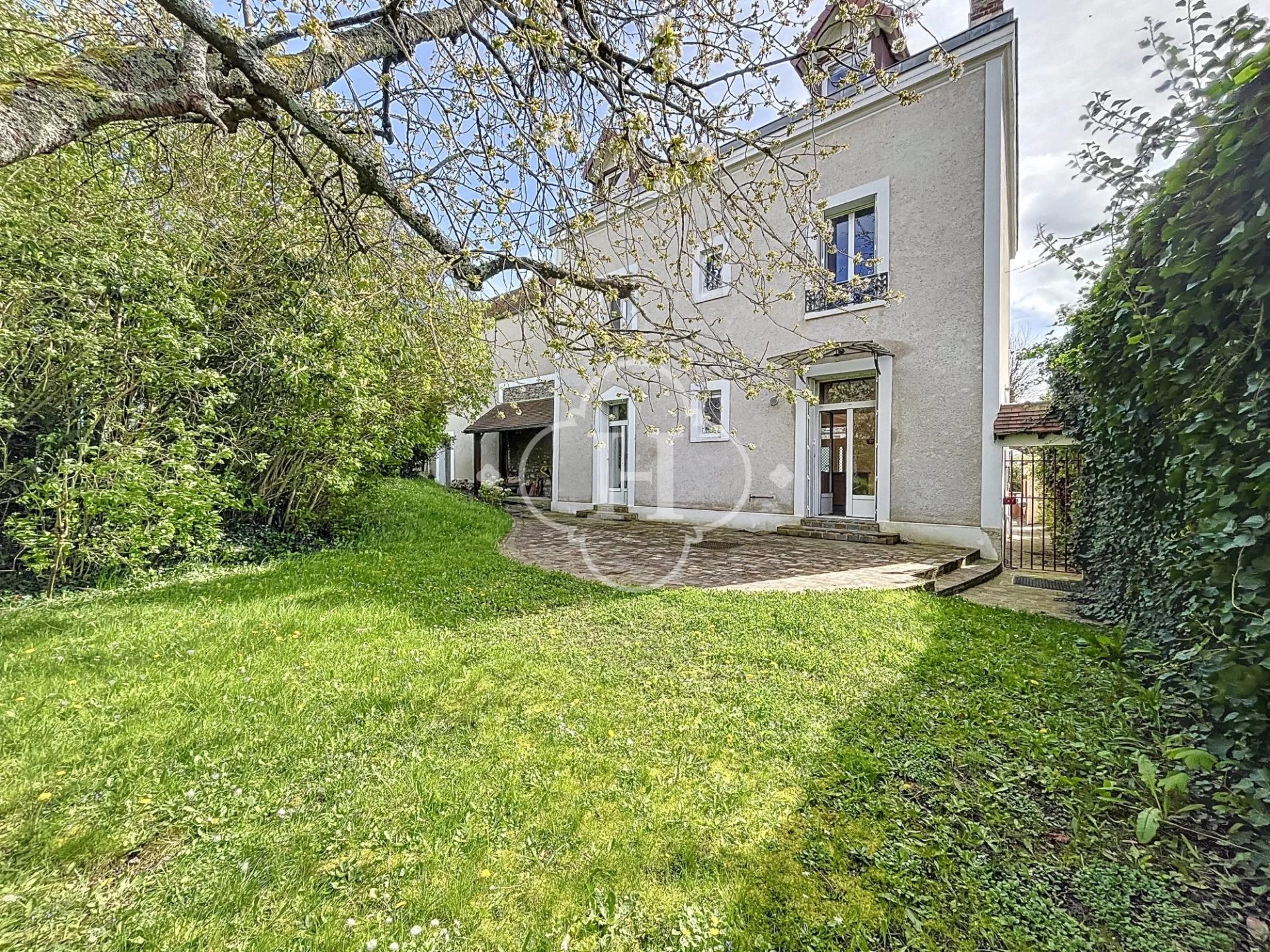 Maison bourgeoise Maule 225m² avec grange et jardin