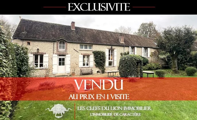 ÉLÉGANTE LONGÉRE À LA DÉCORATION SOIGNÉE.