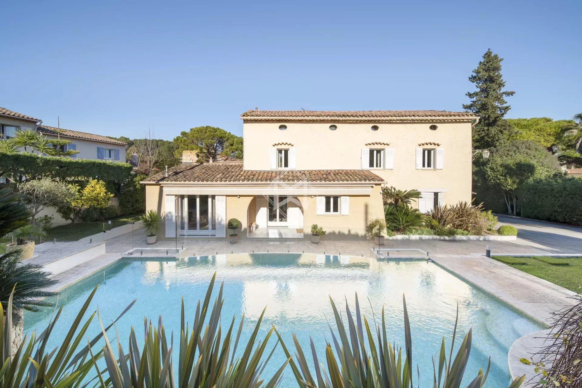 06250 MOUGINS VILLA