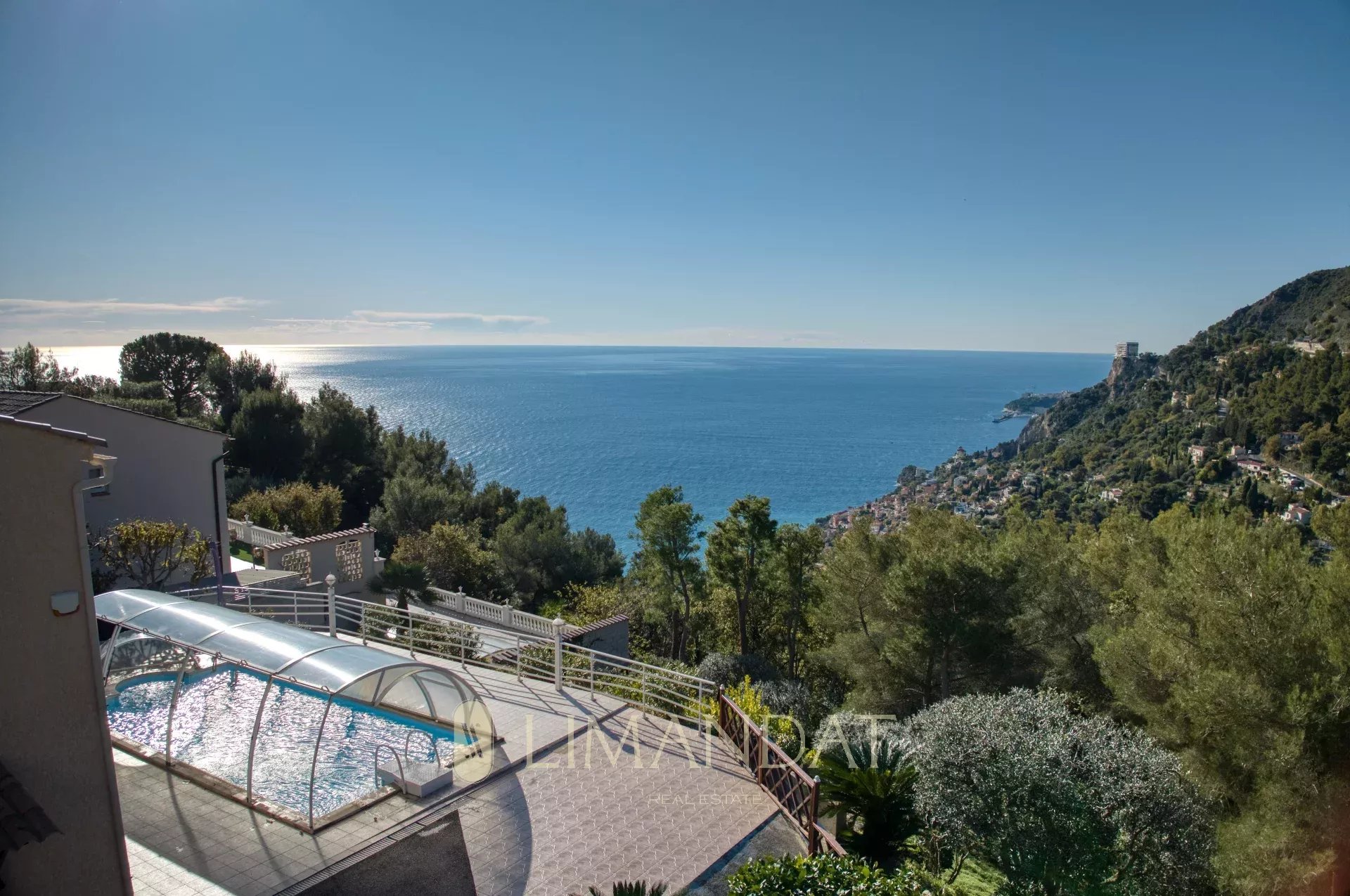 Roquebrune Cap Martin. Villa provenzale, giardino, piscina, garage, parcheggi