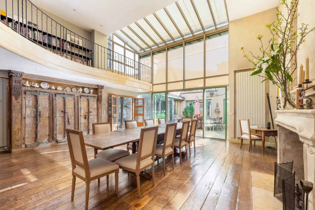 Salle à manger sous verrière avec six mètres de hauteur sous plafond