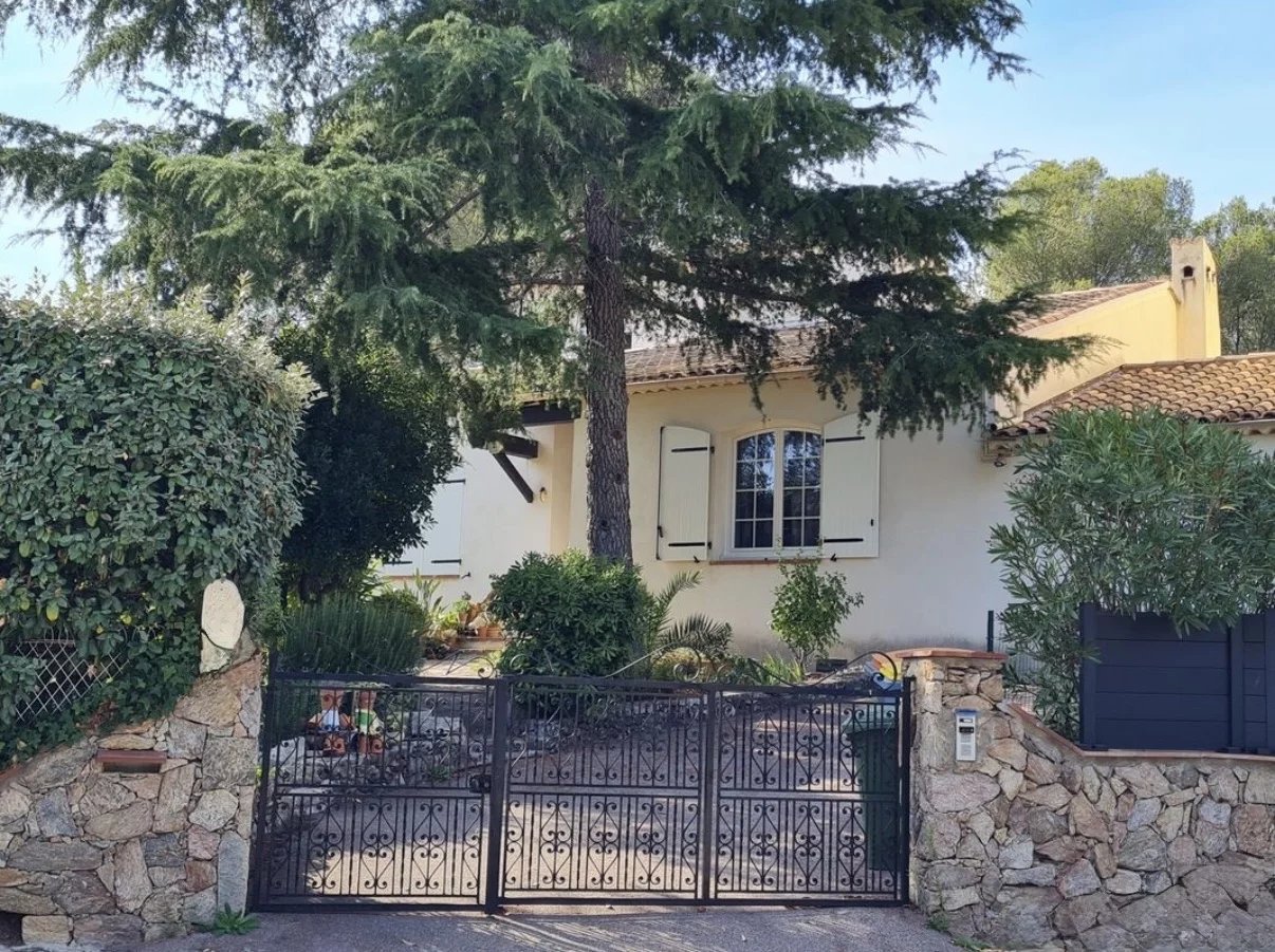 SAINT-AYGULF – 133 m² villa 300 m from the sea: Great rental potential & idyllic setting