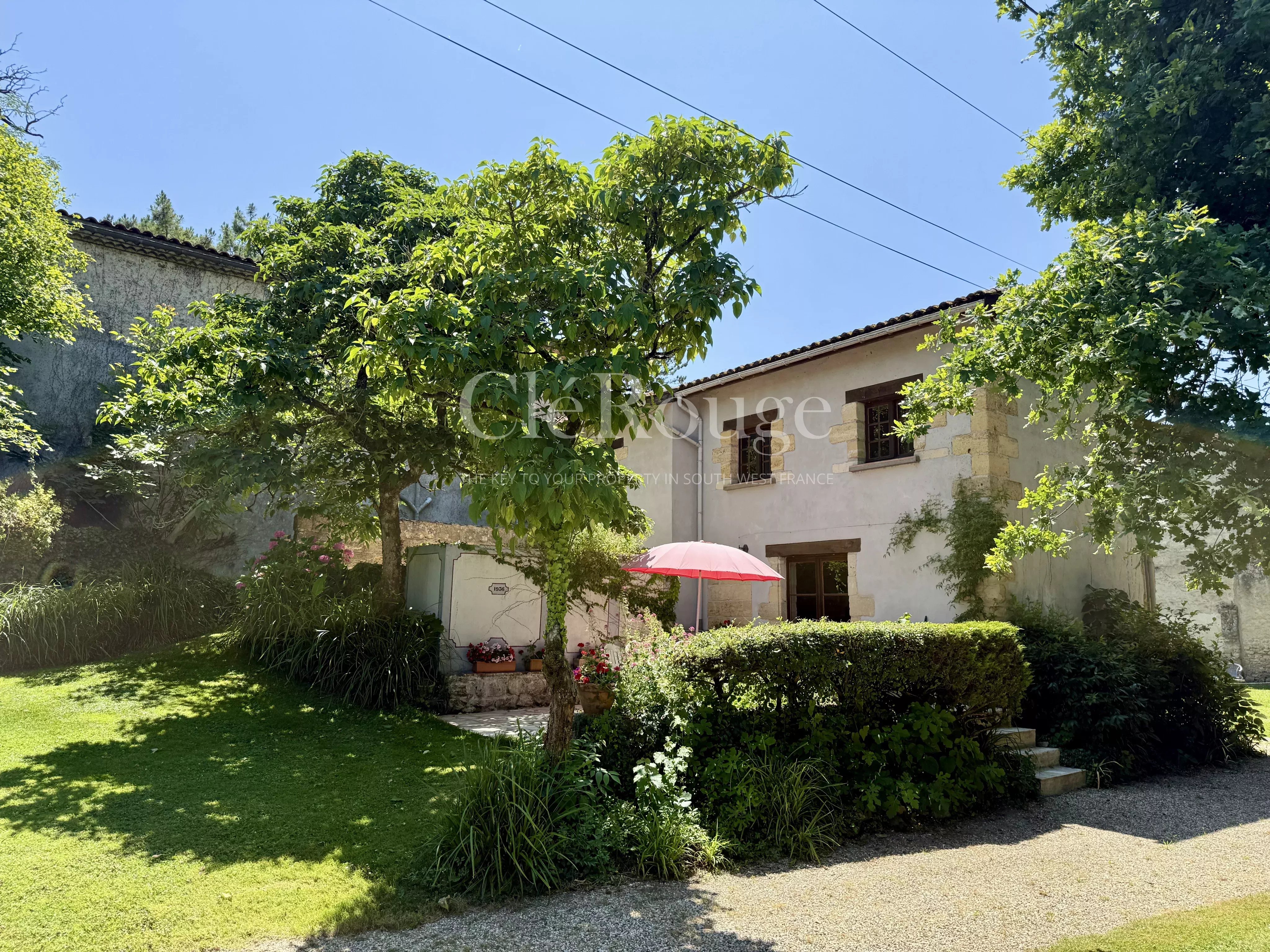 Beautiful property consisting of three houses, barns and swimming pool, just 50 minutes from Bordeaux